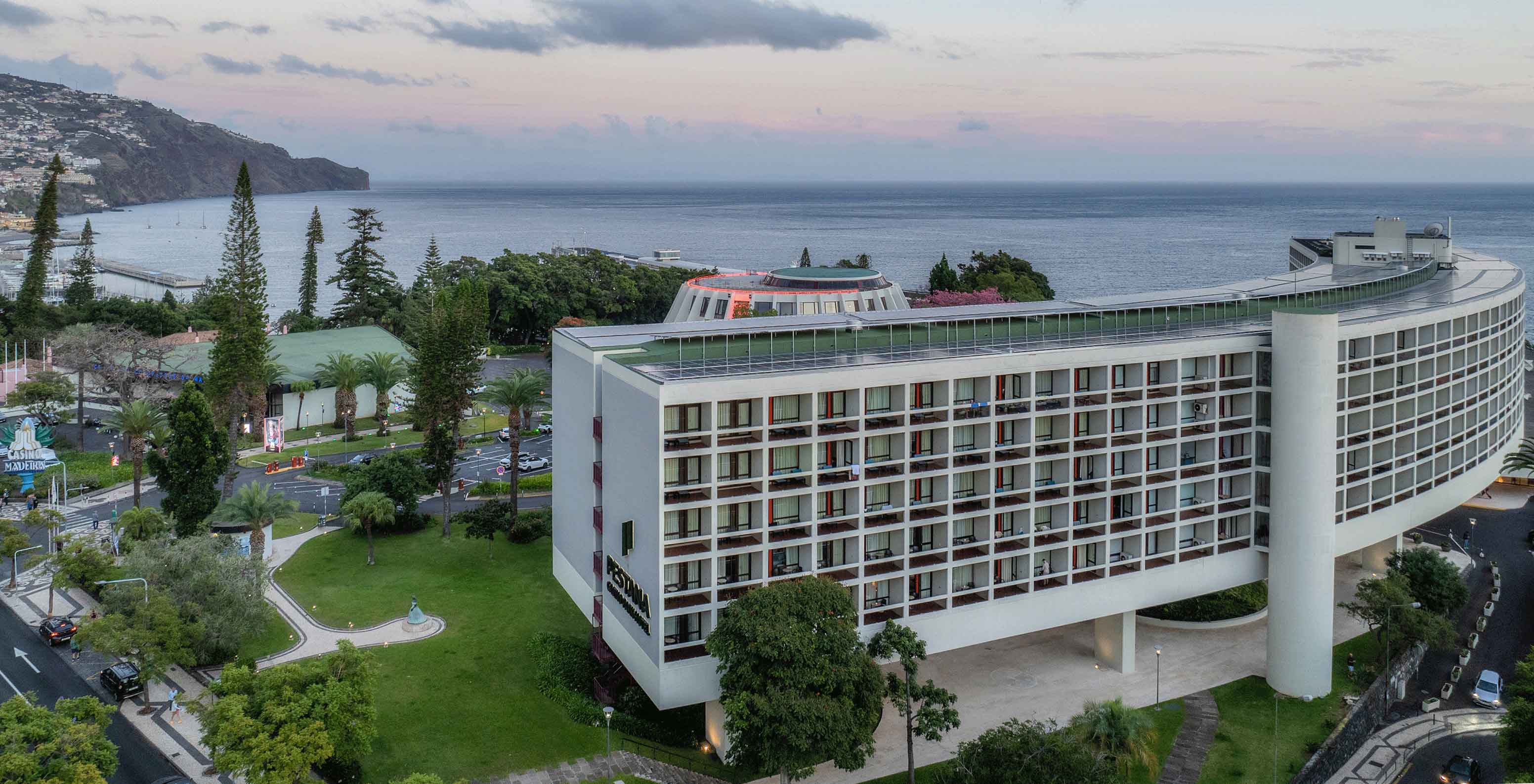 Pestana Casino Park Gebäude, im Zentrum von Funchal gelegen, mit Blick auf das Meer und die Insel Madeira