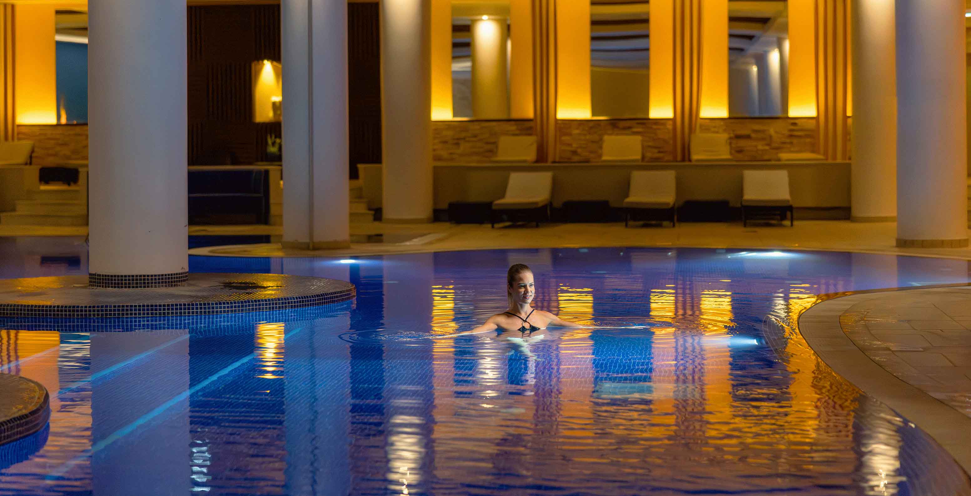 Innenpool mit ruhiger Atmosphäre im Pestana Casino Park, Hotel in Funchal am Meer, mit Spa und Pool