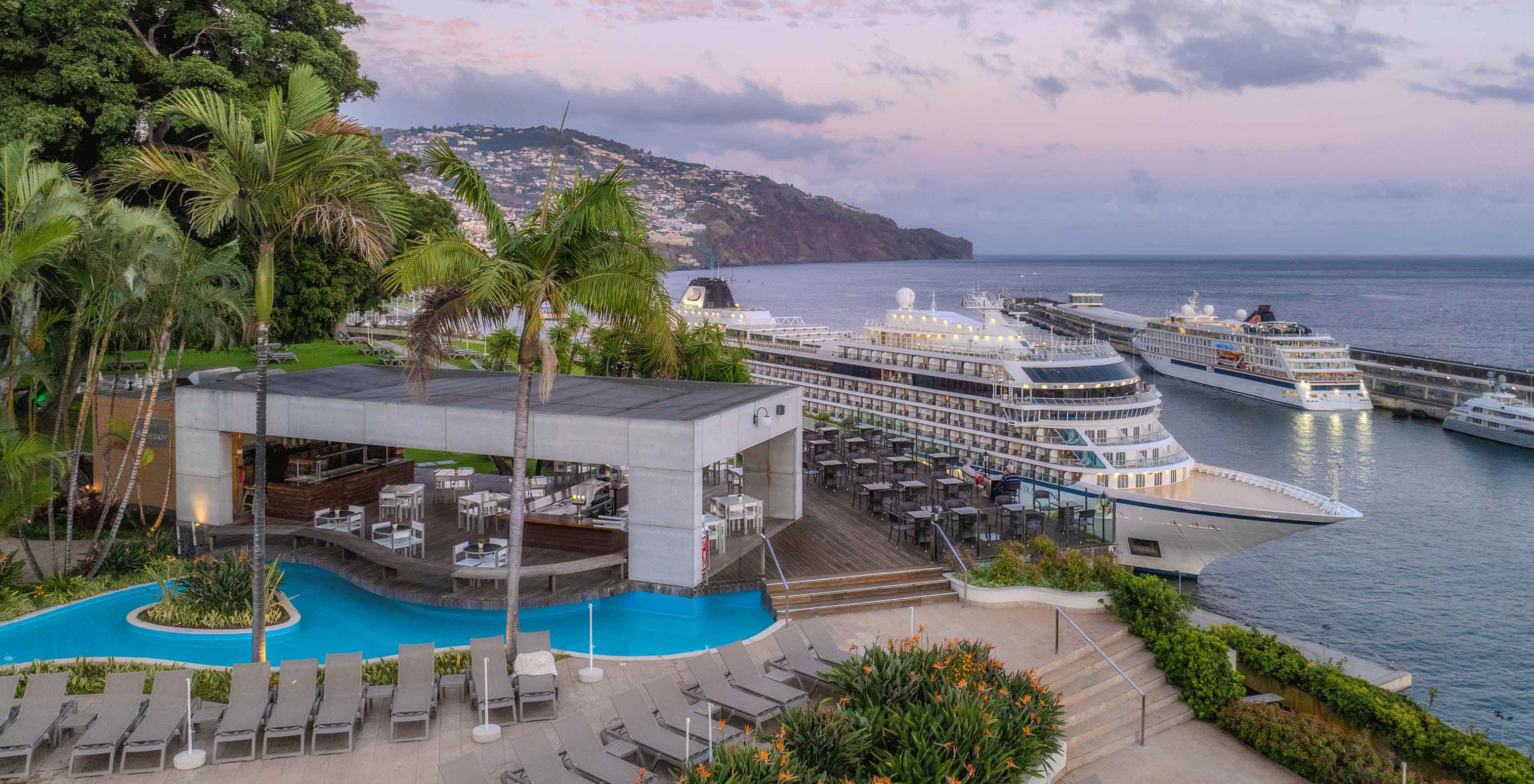 Blick vom Außenpool des Pestana Casino Park auf das Meer und den Kreuzfahrtterminal von Funchal