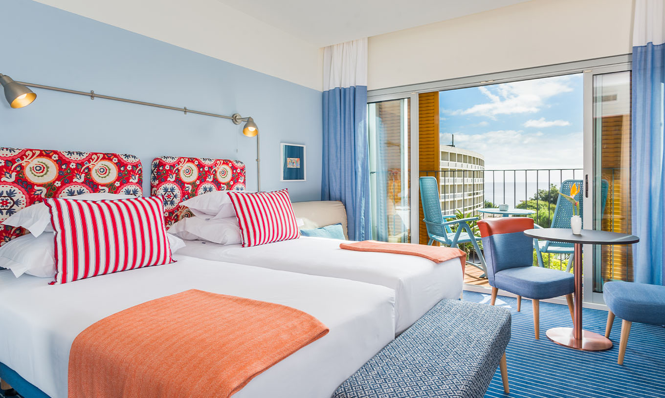 Das Deluxe-Studio mit Meerblick im Pestana Casino Studios hat zwei Doppelbetten mit Kopfteil, Balkon und Tisch