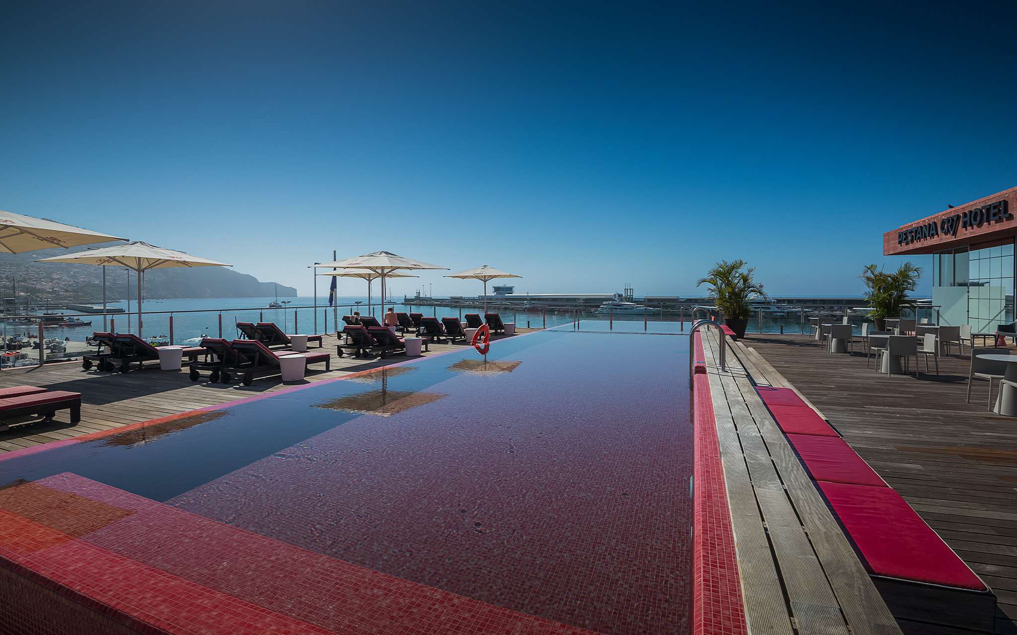 Rosa Außenpool mit Meerblick im Cristiano Ronaldo Hotel im Zentrum von Funchal