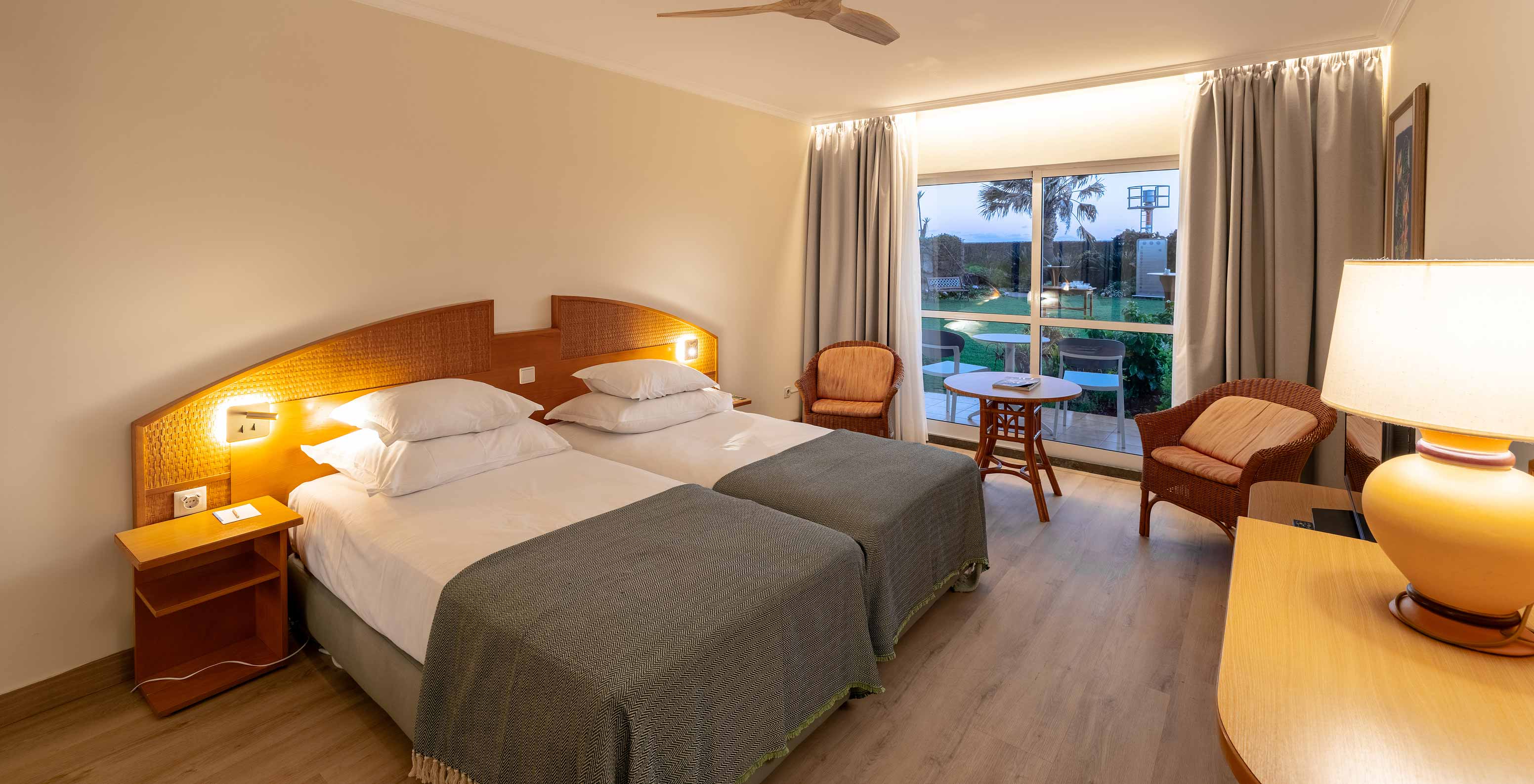 Das Classic Pool View im Pestana Ocean Bay All Inclusive verfügt über ein Doppelbett mit Gartenblick und TV