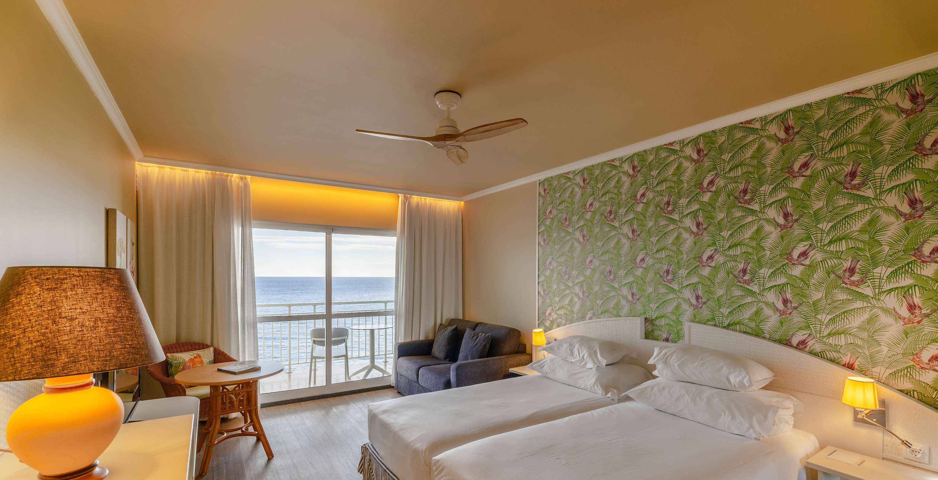 Das Premium Sea View im Pestana Ocean Bay All Inclusive verfügt über ein Doppelbett, einen Balkon mit Meerblick und ein Sofa