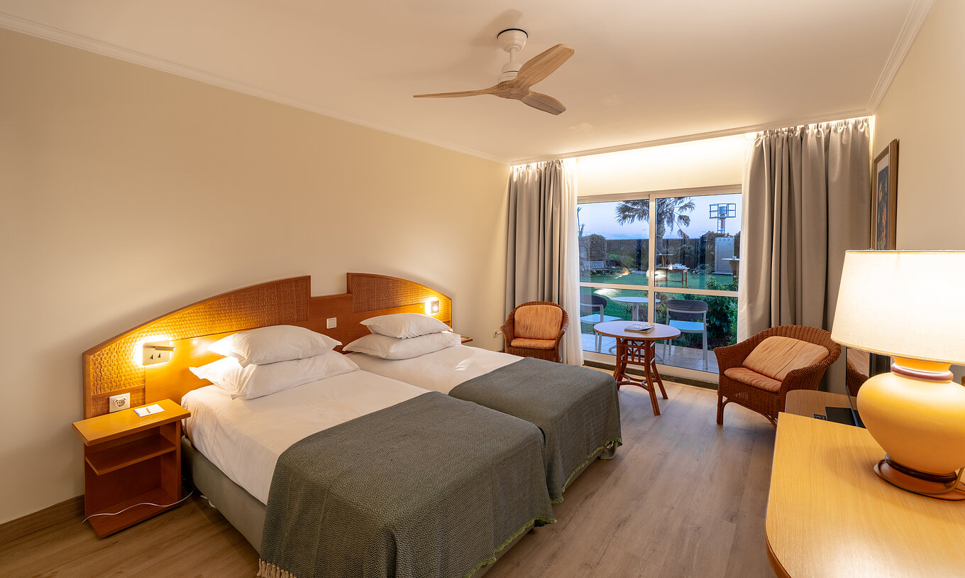 Das Classic Pool View im Pestana Ocean Bay All Inclusive verfügt über ein Doppelbett mit Gartenblick