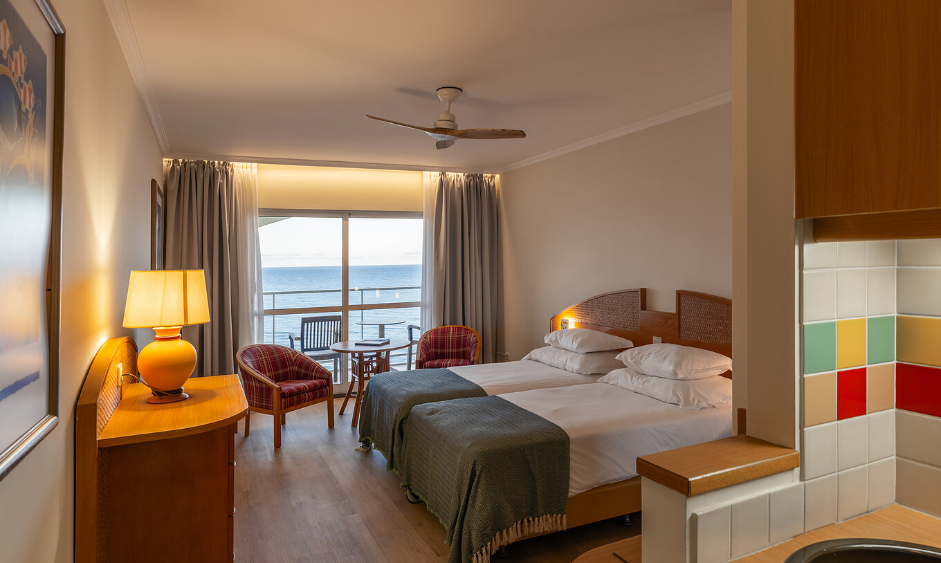 Das Superior Sea View im Pestana Ocean Bay All Inclusive verfügt über ein Doppelbett, zwei Sessel und einen Balkon