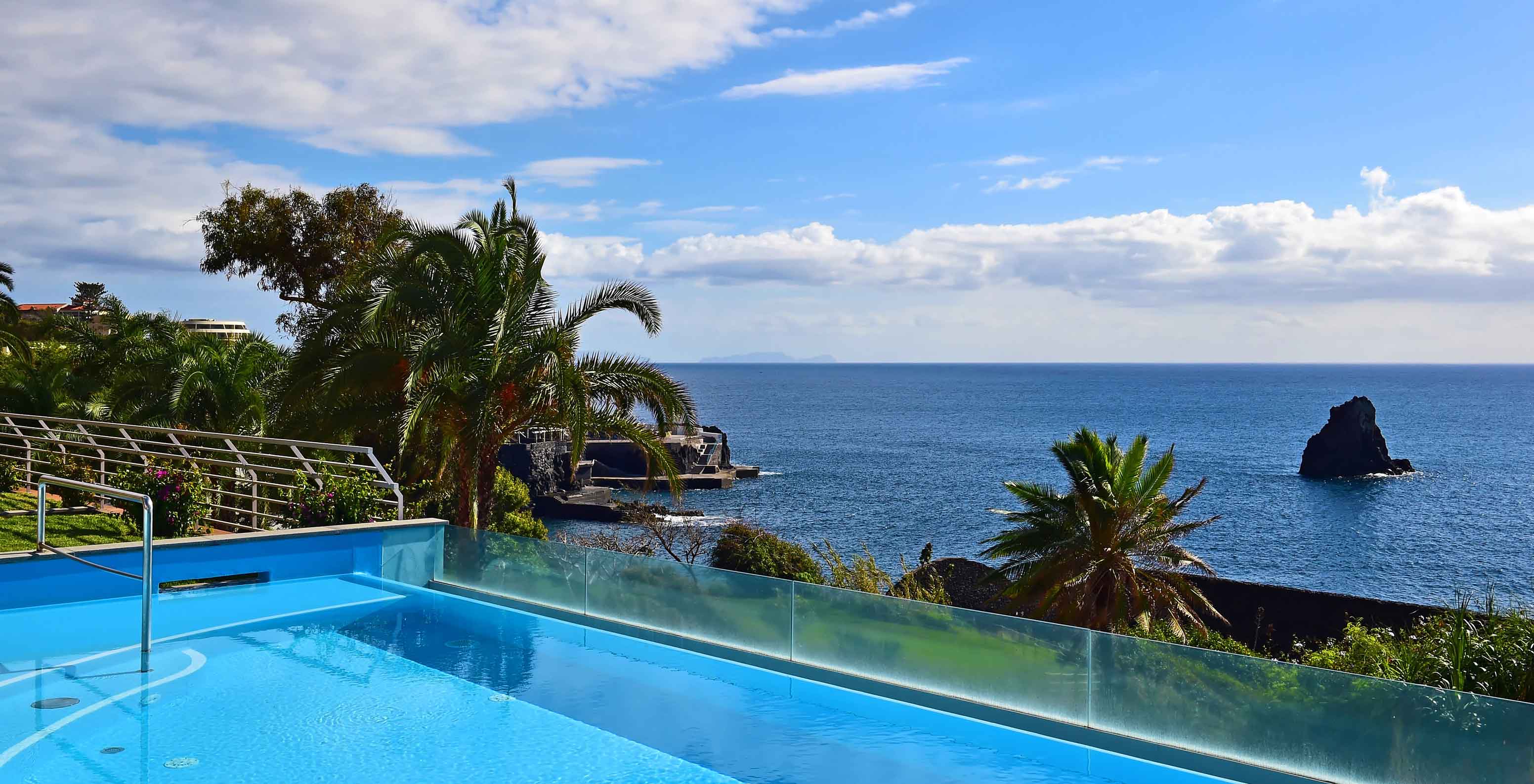 Infinity-Außenpool des Pestana Promenade, Hotel auf Madeira, nahe Strand und Lido, mit Meerblick und Palmen