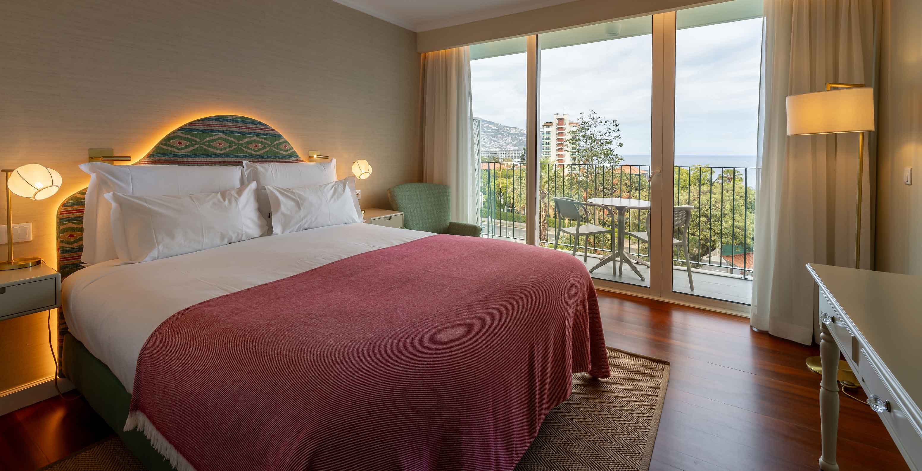 Das Zimmer mit seitlichem Meerblick im Pestana Quinta Perestrello verfügt über ein Doppelbett und einen Balkon mit Meerblick