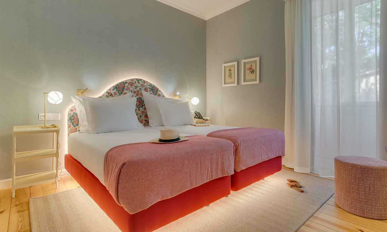 Klassisches Zimmer Innenblick im Pestana Quinta Perestrello hat zwei Einzelbetten und Nachttisch