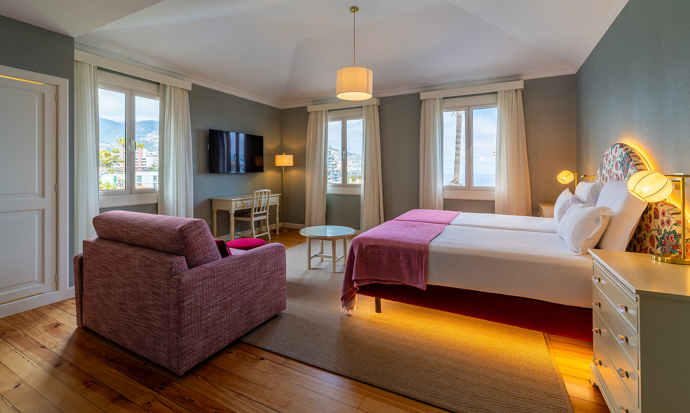 Die Junior Suite mit seitlichem Meerblick im Pestana Quinta Perestrello verfügt über ein Doppelbett und einen Fernseher