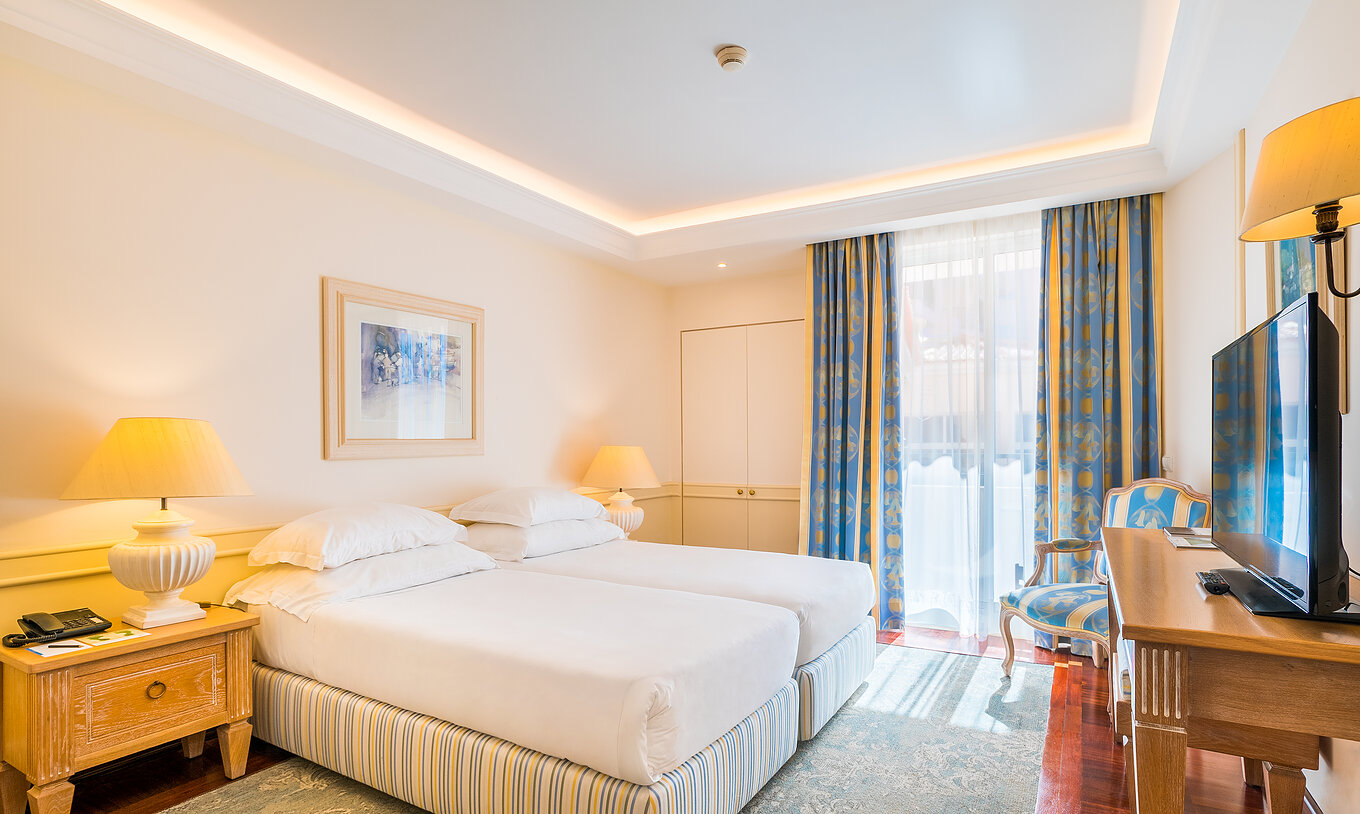 Das Deluxe Zimmer mit Meerblick im Pestana Royal All Inclusive hat zwei Einzelbetten