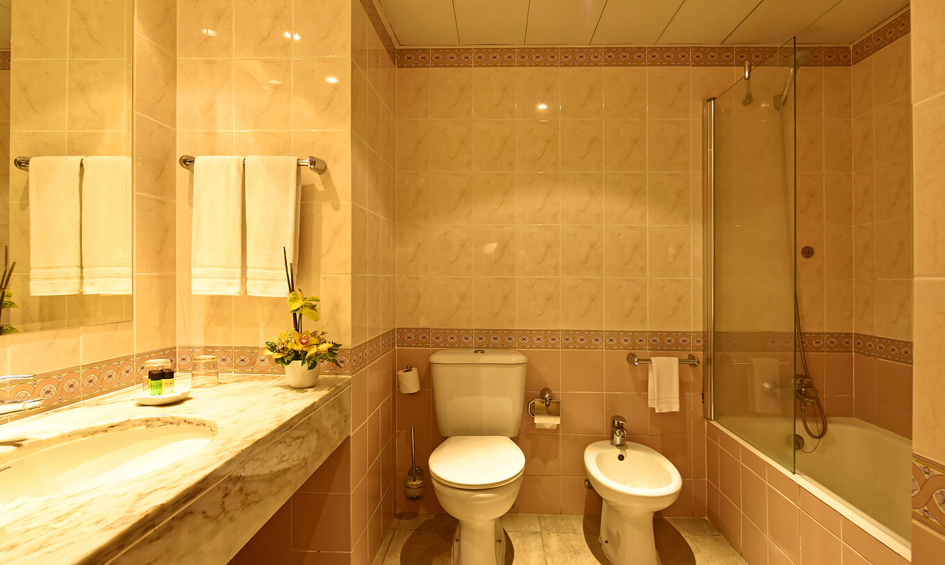Studio Superior Pestana Village hat ein Badezimmer mit WC, Bidet, Waschbecken mit Spiegel und Badewanne mit Dusche