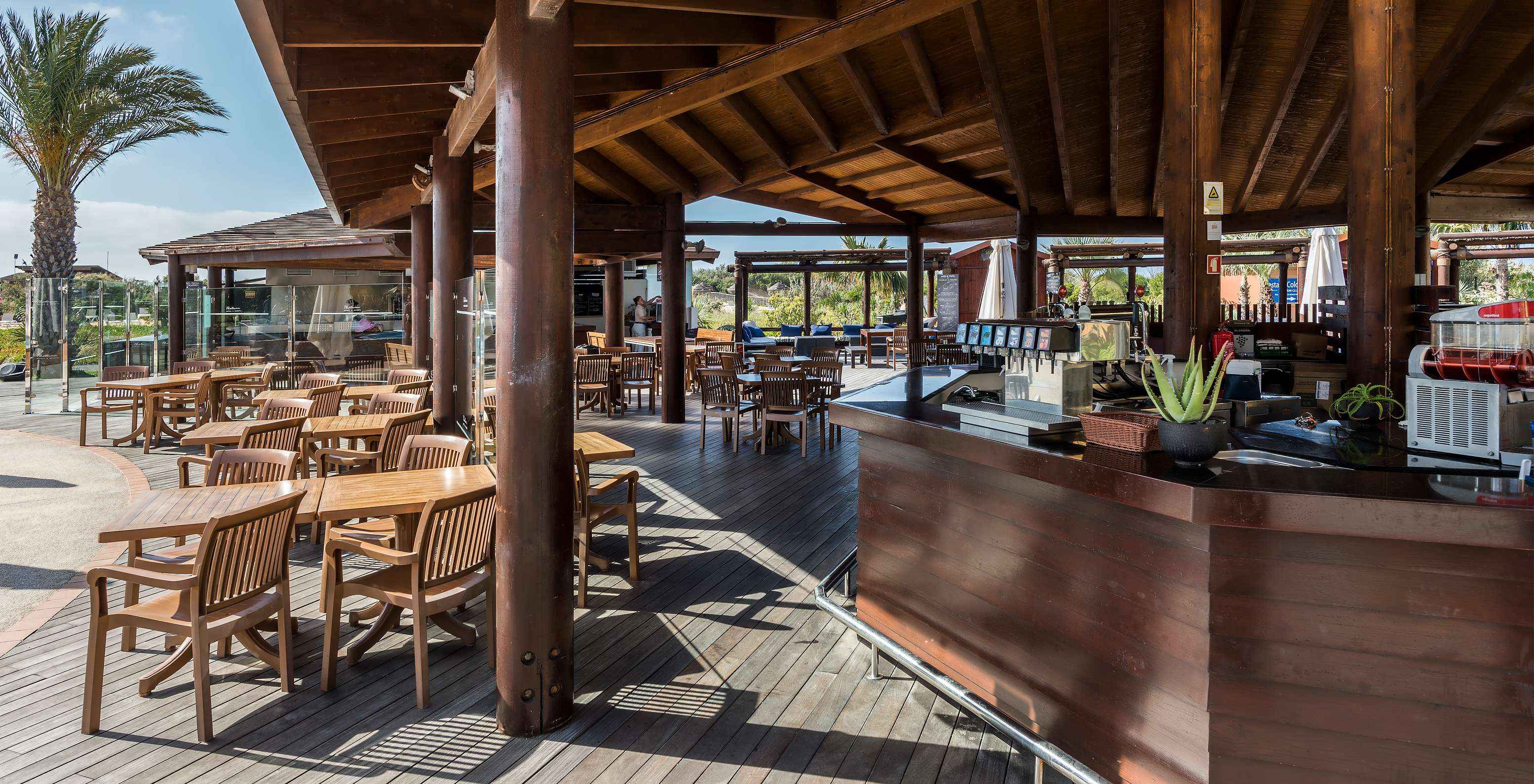 Die Bar Dunas, im 5-Sterne-Resort in Porto Santo, serviert Snacks und Getränke im Freien, am Pool