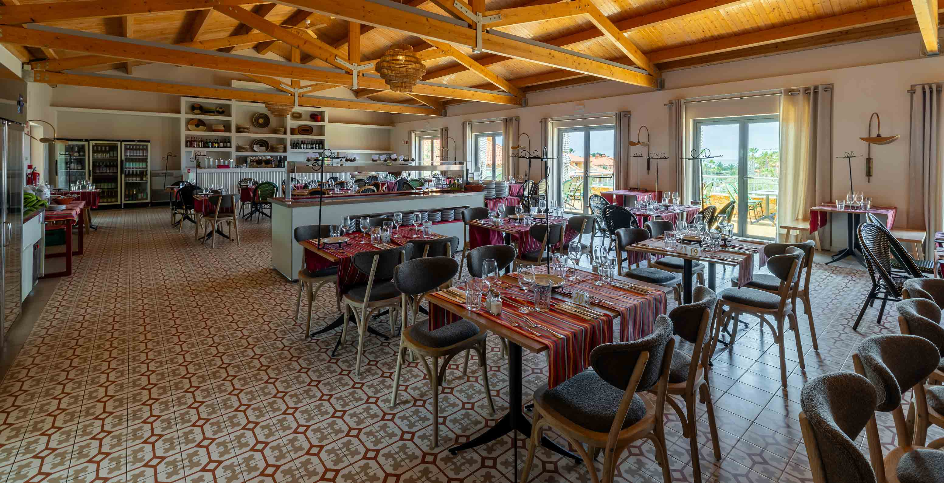 Das Restaurant Madeira Lovers im 5-Sterne-Resort auf Porto Santo hat einen großzügigen Raum mit Fliesenboden.
