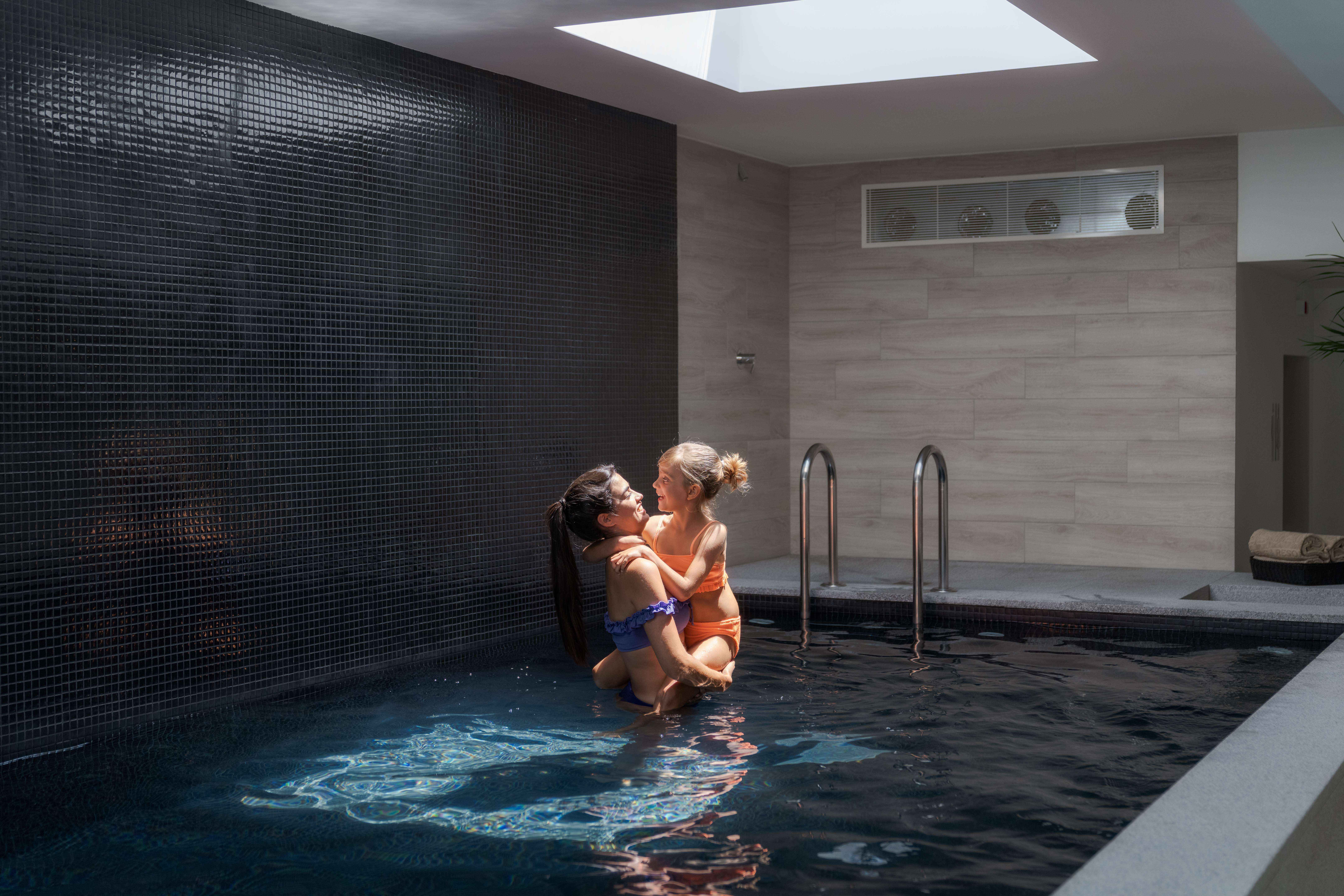 Das Pestana Douro, ein Hotel mit Pool am Douro, hat einen Innenpool mit natürlichem Licht von der Decke