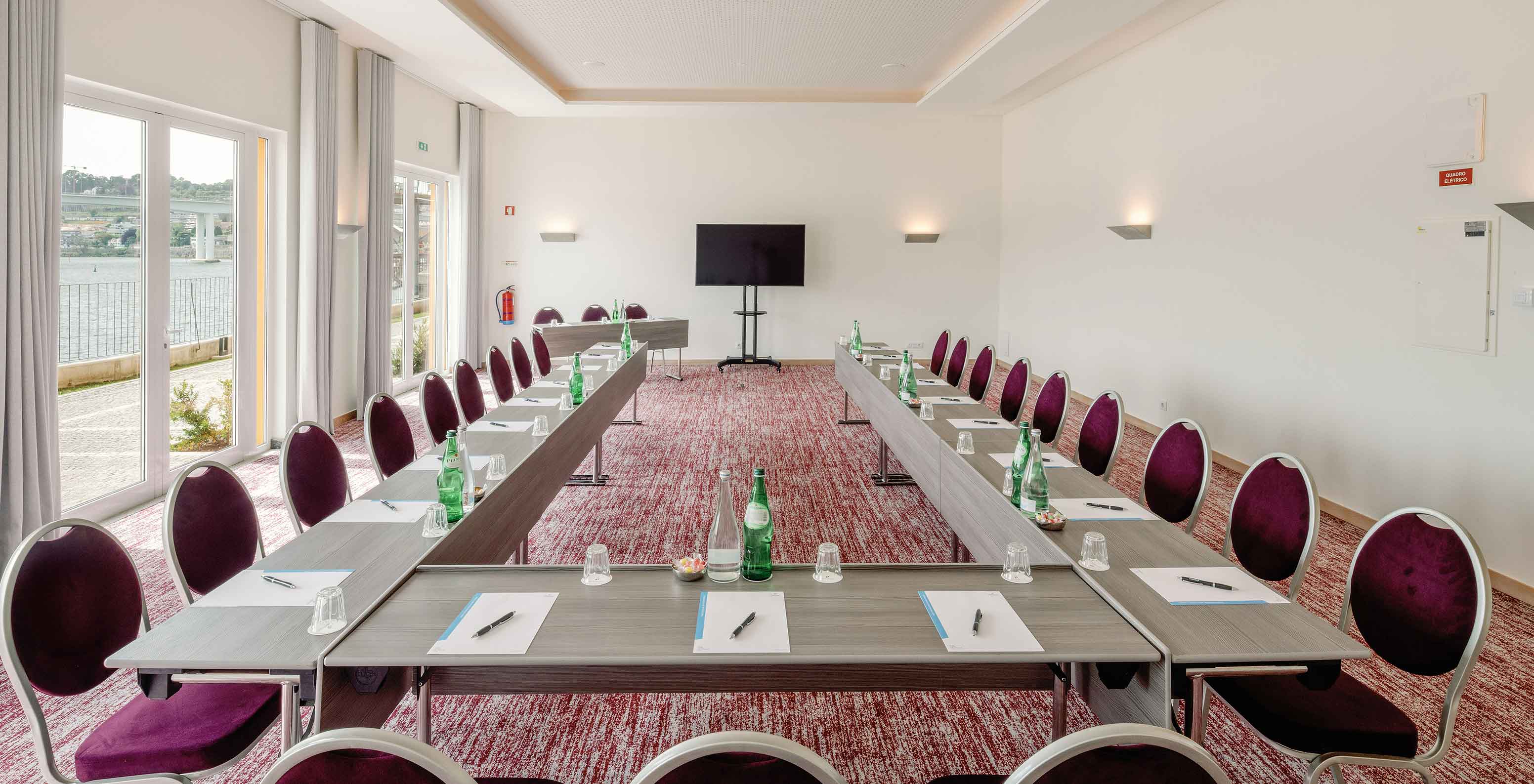 Douro IV Raum mit U-förmig angeordneten Tischen im Pestana Douro Riverside Hotel mit Pool am Douro