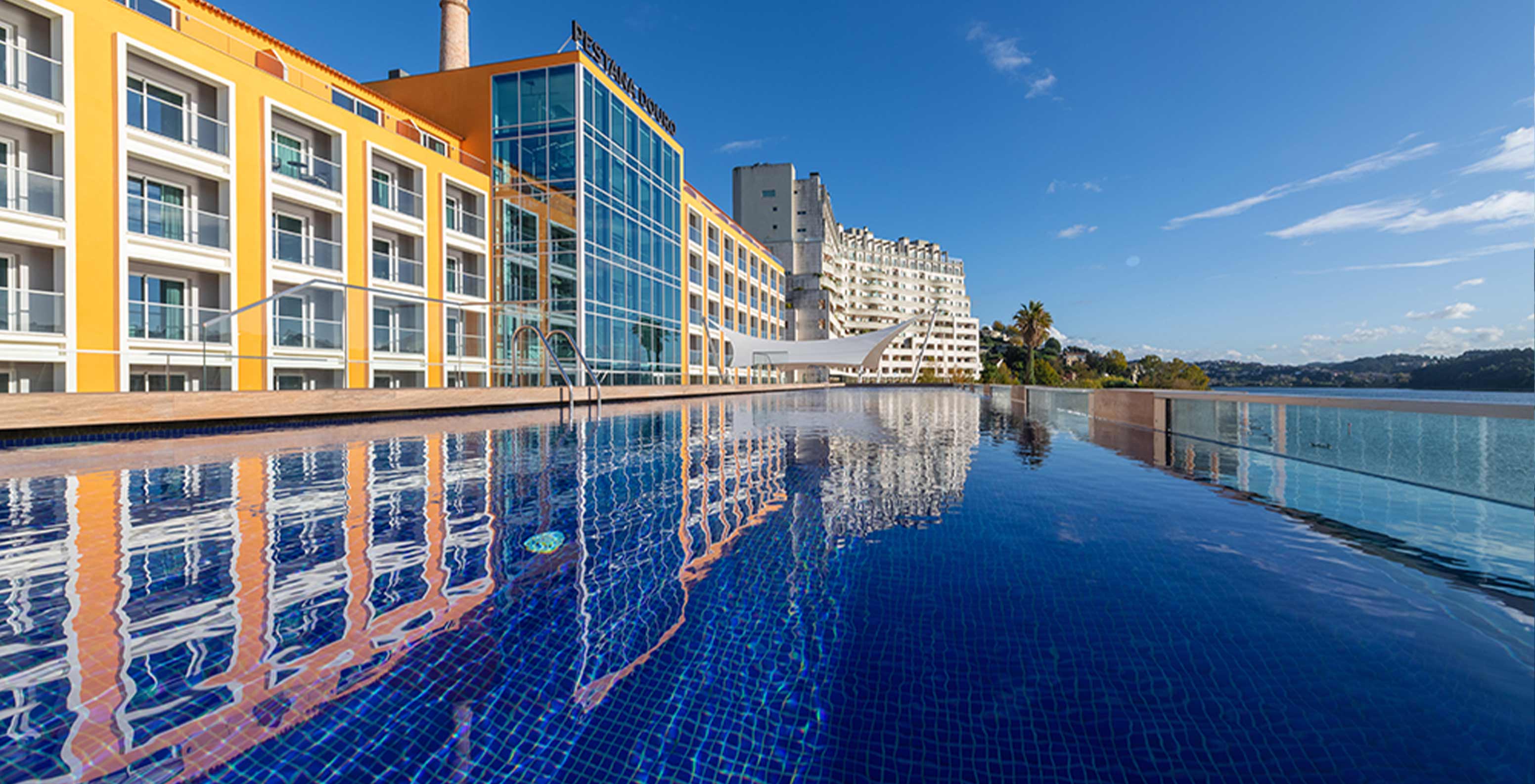 Außenansicht der Fassade des Pestana Douro Riverside mit Pool am Fluss Douro