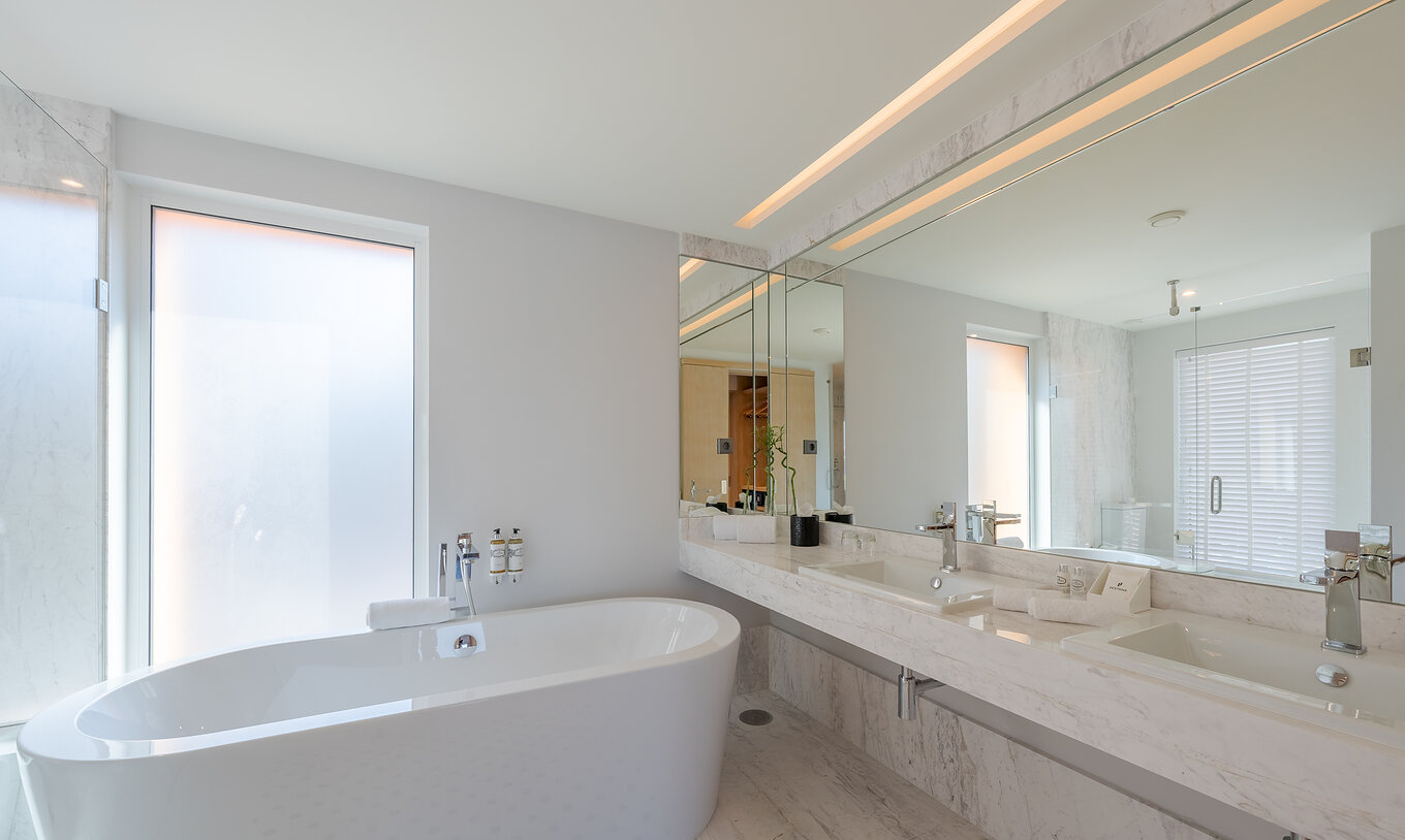 Die Suite Douro im Pestana Douro Riverside hat ein Bad mit Badewanne, Waschbecken und Spiegel