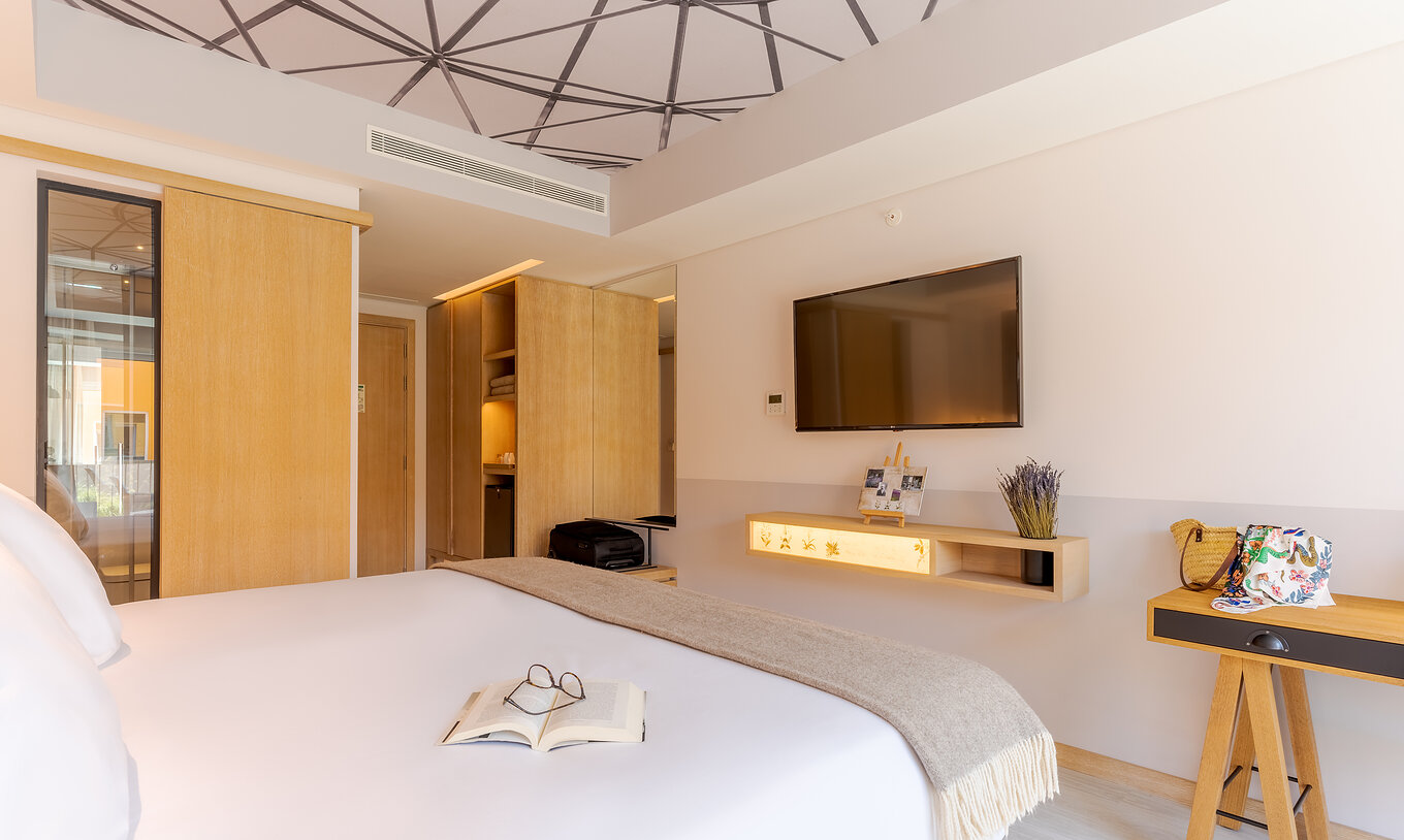 Das Superior Zimmer im Pestana Douro Riverside hat ein Doppelbett, Fernseher und Schrank