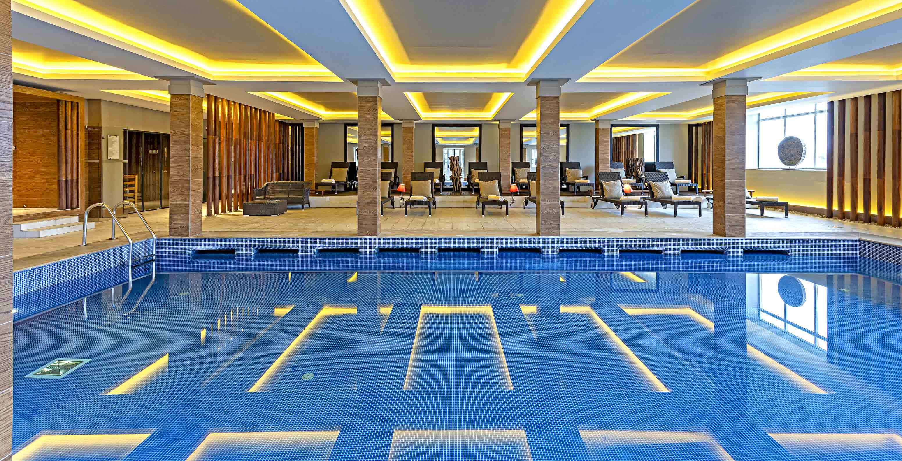 Innenpool mit Liegestühlen im Pestana Palácio do Freixo, einem historischen Hotel am Ufer des Douro