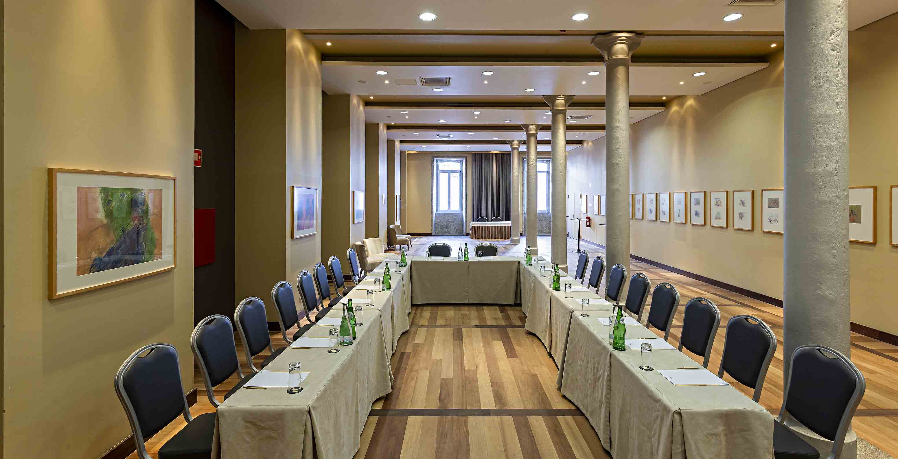 D. Jerónimo-Saal mit einem Fenster und mehreren Säulen im Pestana Palácio do Freixo, Historisches Hotel am Ufer des Douro