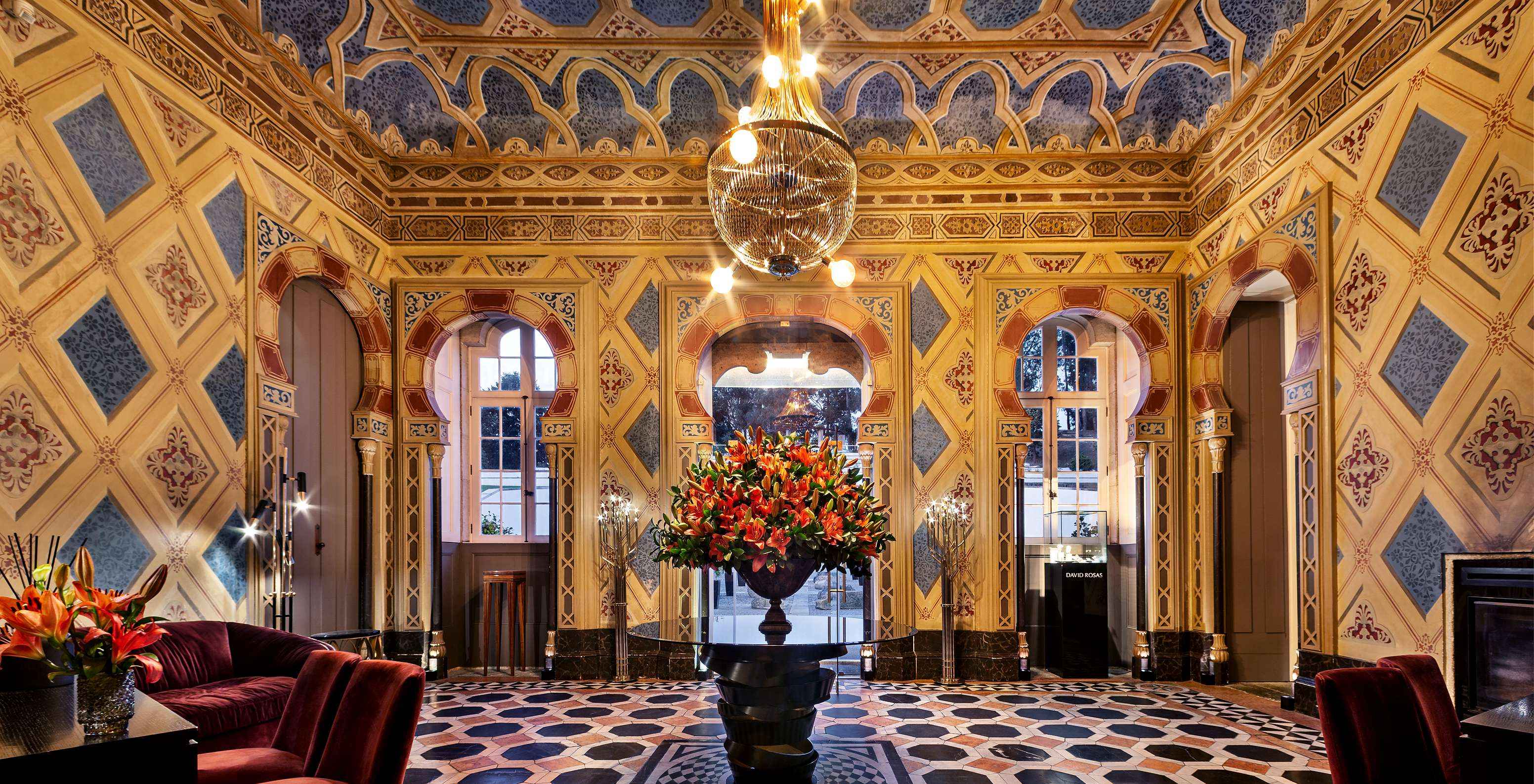 Einladende und luxuriös dekorierte Rezeption des Pestana Palácio do Freixo Hotels am Douro mit Spa und Pool