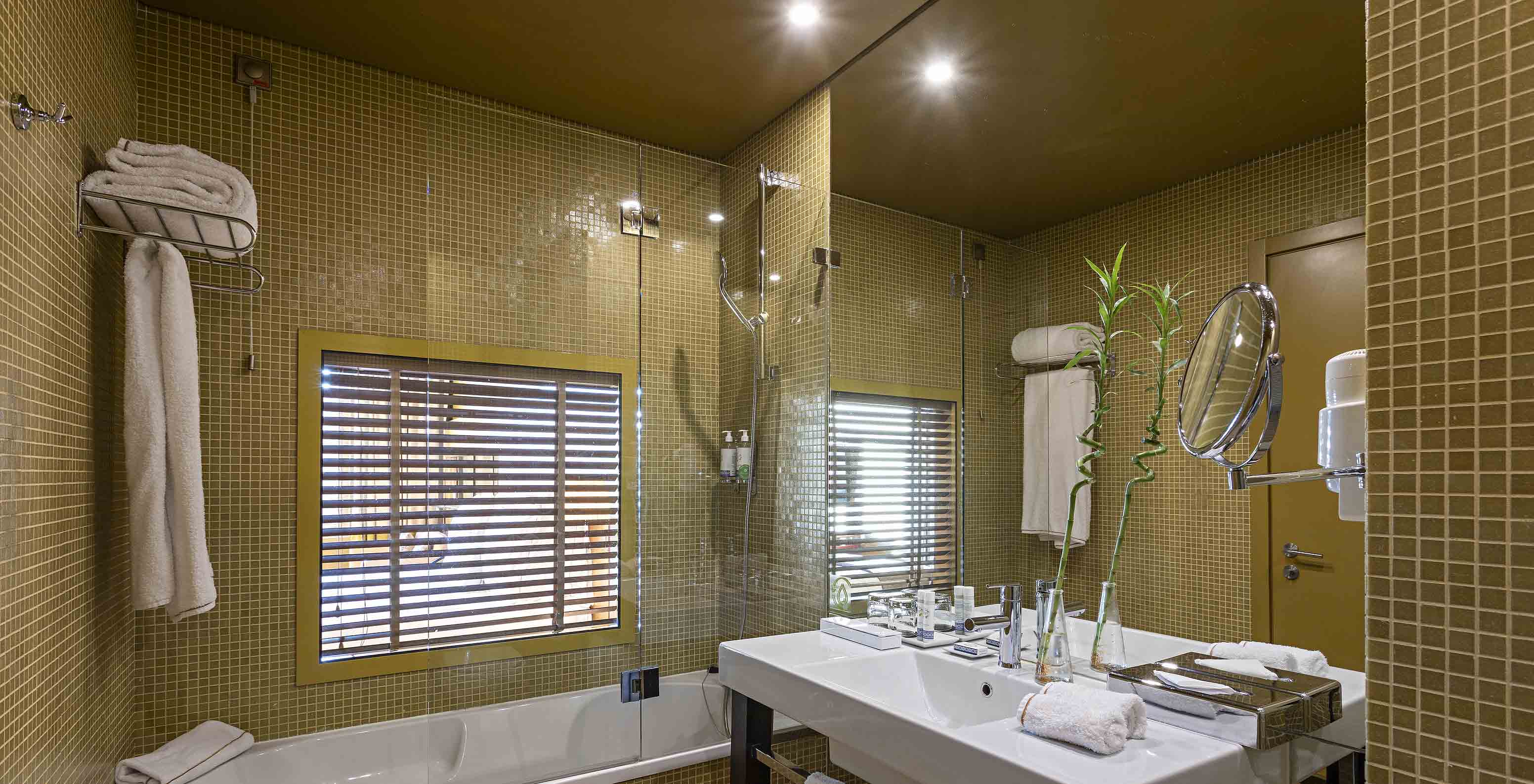 Das Executive Superior verfügt über ein Badezimmer mit Badewanne und einem Fenster zum Schlafzimmer