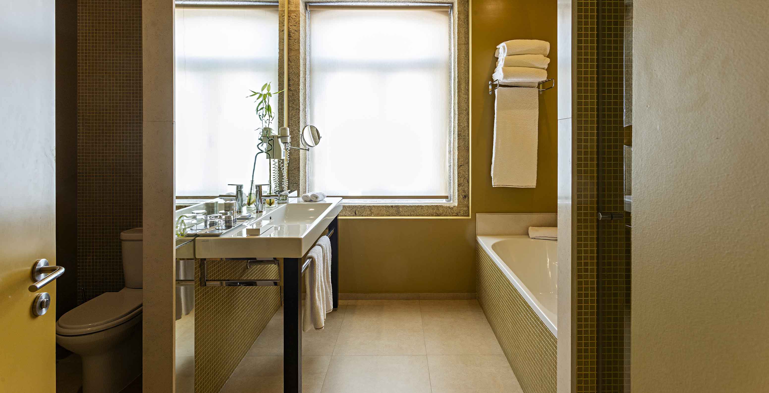 Die Standard Suite verfügt über ein Badezimmer mit Badewanne, Waschbecken und separater Toilette