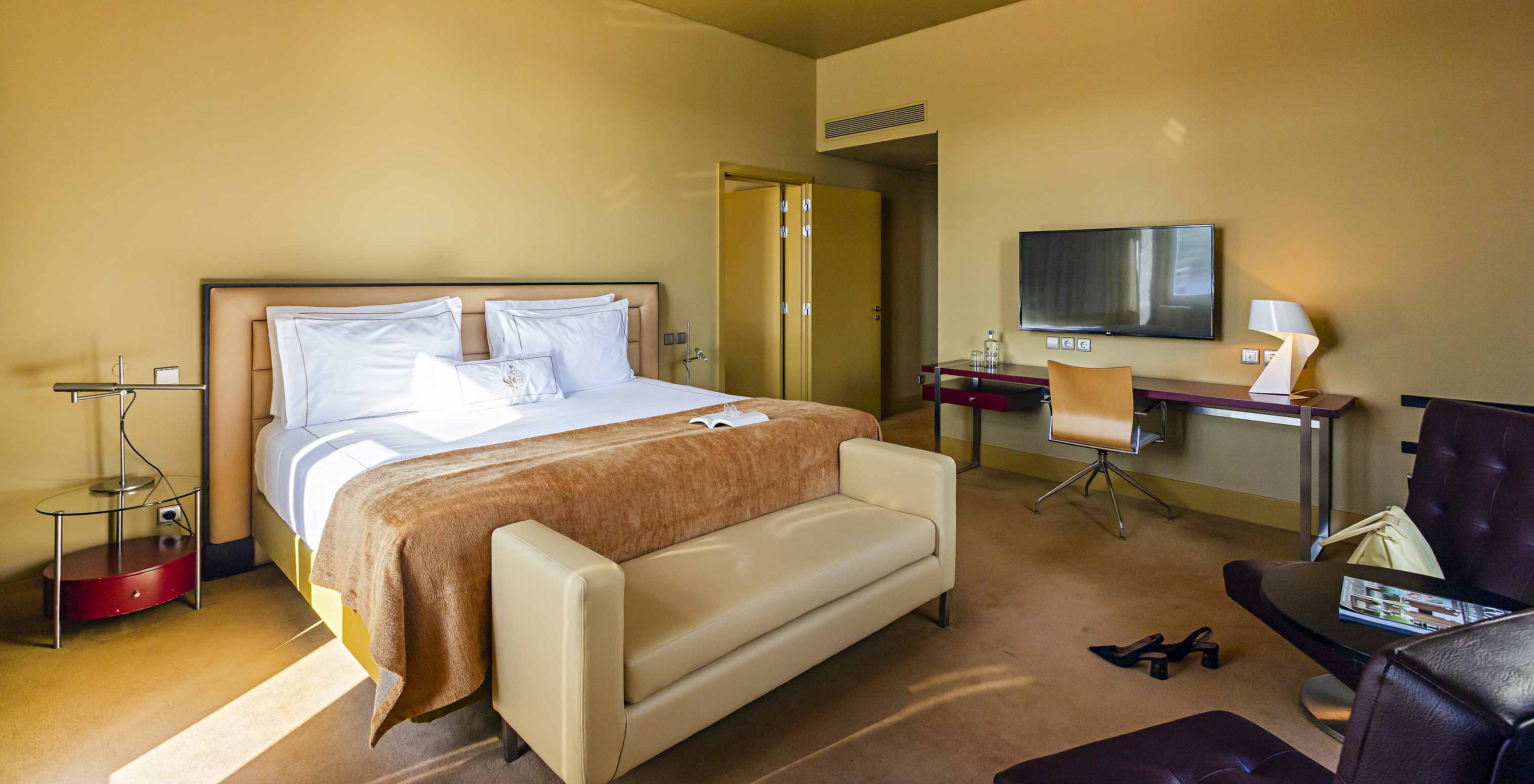 Die Suite Nasoni verfügt über ein Schlafzimmer mit Doppelbett, zwei Sesseln und einem Schreibtisch