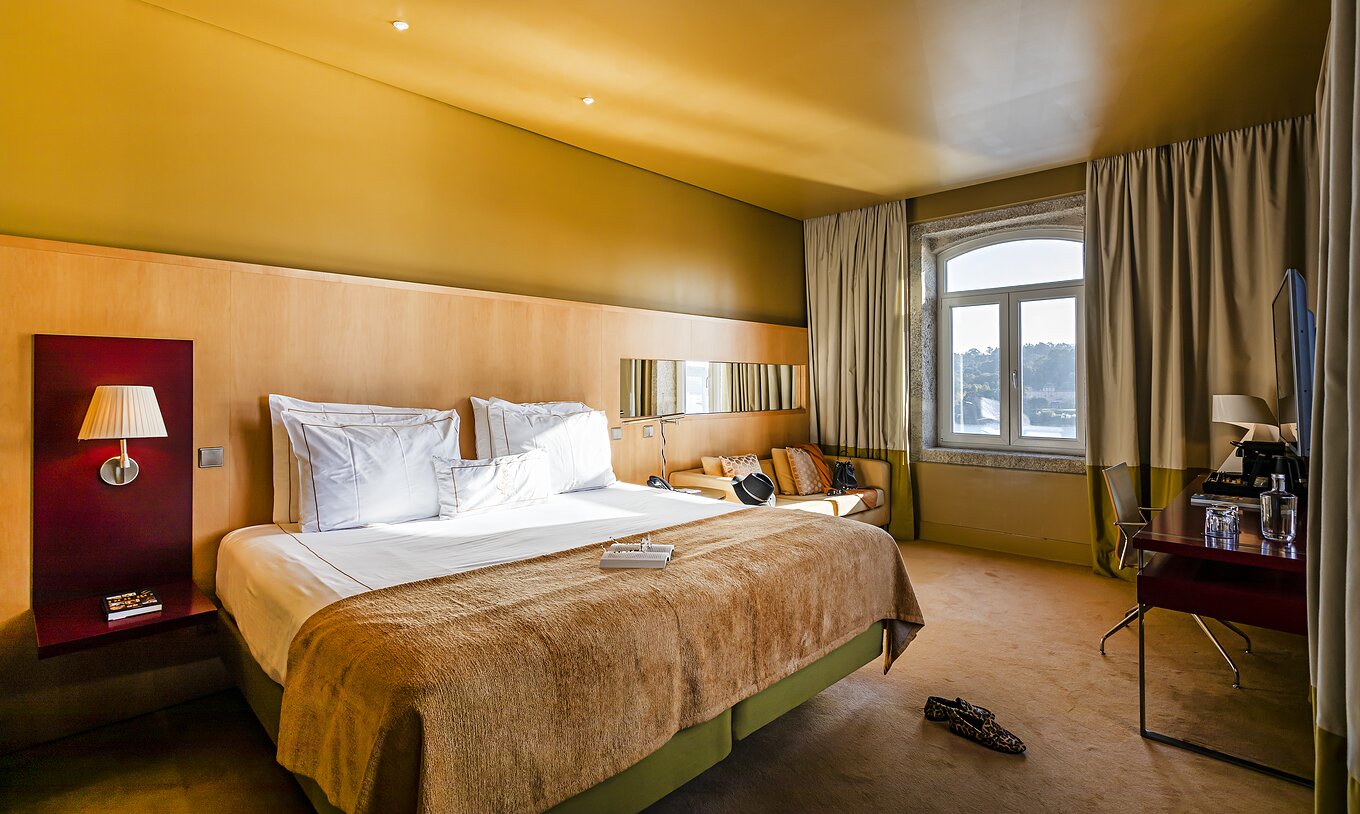 Das Deluxe Grand View verfügt über ein Doppelbett und ein Steinfenster mit Blick auf den Fluss Douro