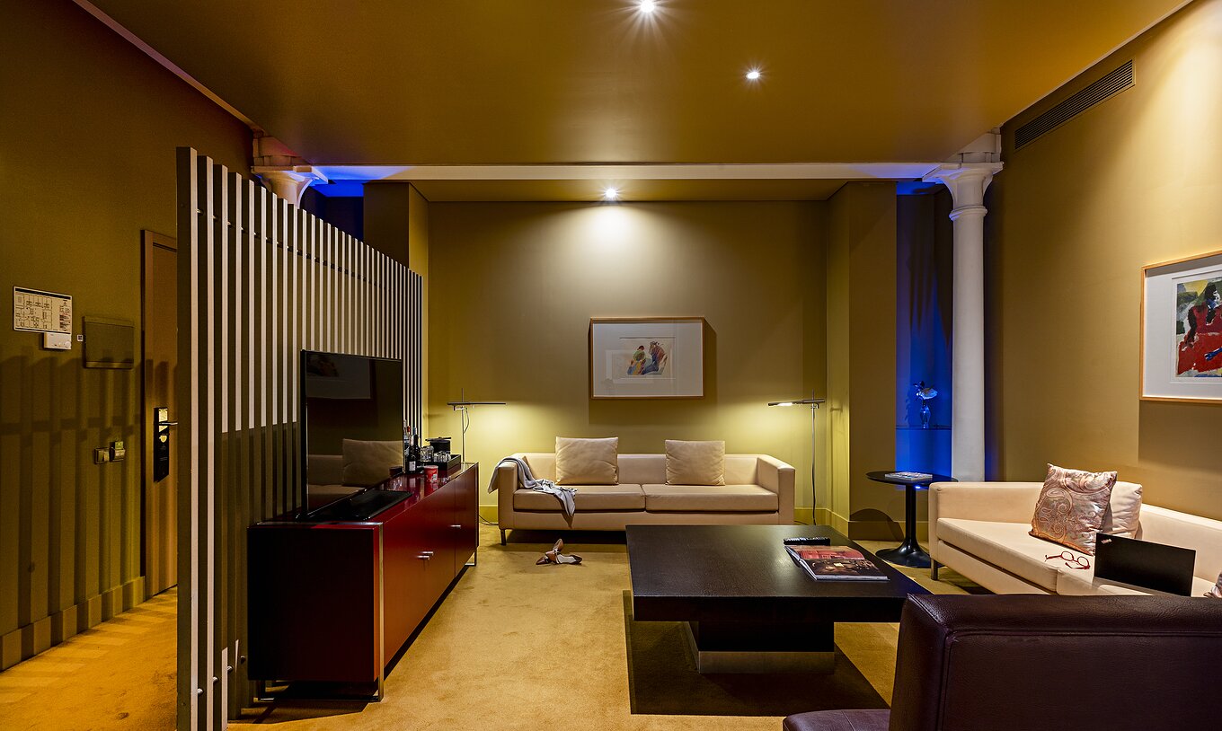 Die Suite Balcony verfügt über ein Wohnzimmer mit drei sofas, Couchtisch und TV-Möbel