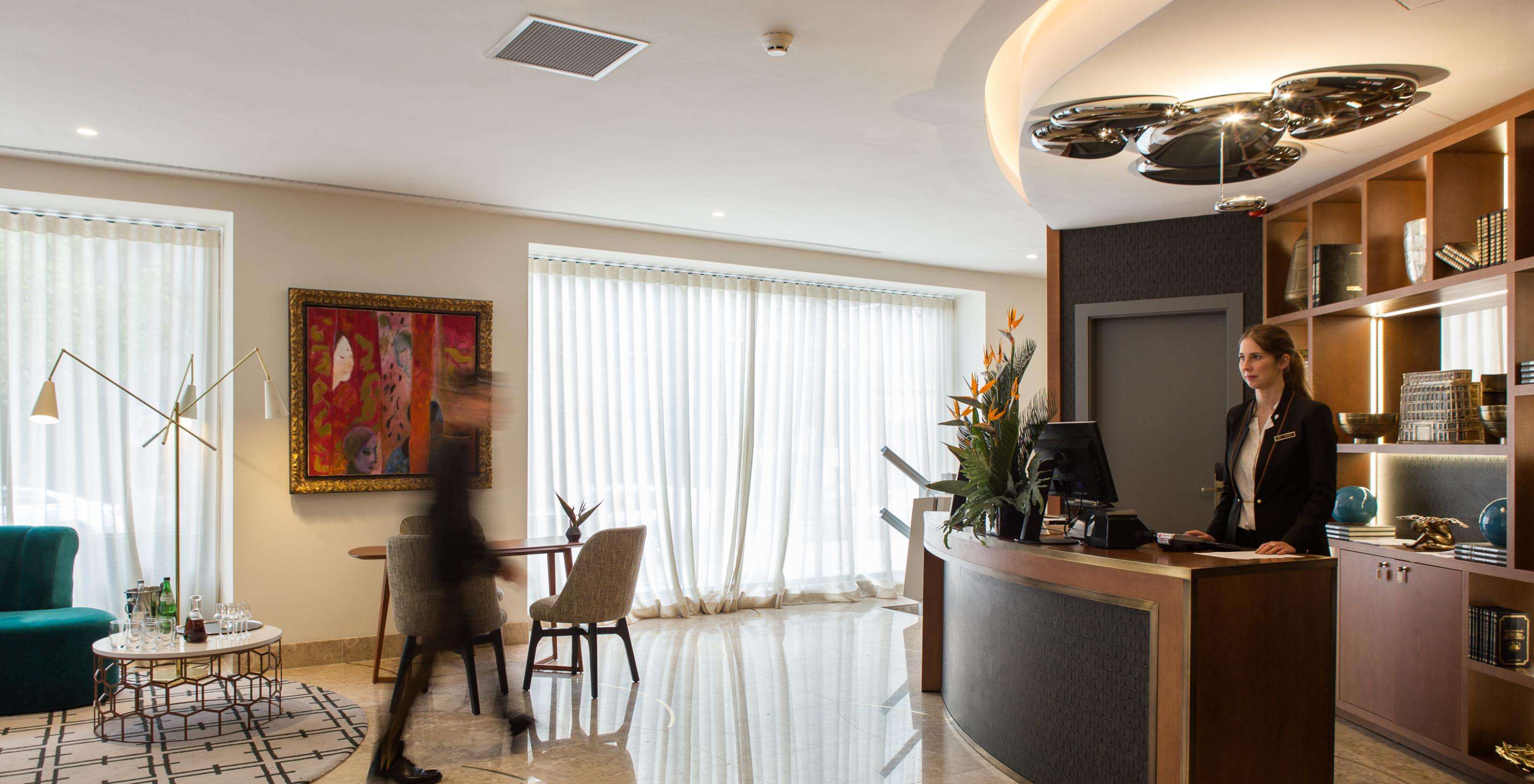 Das Pestana Porto - A Brasileira das 5-Sterne-Hotel in Porto hat eine 24-Stunden-Rezeption