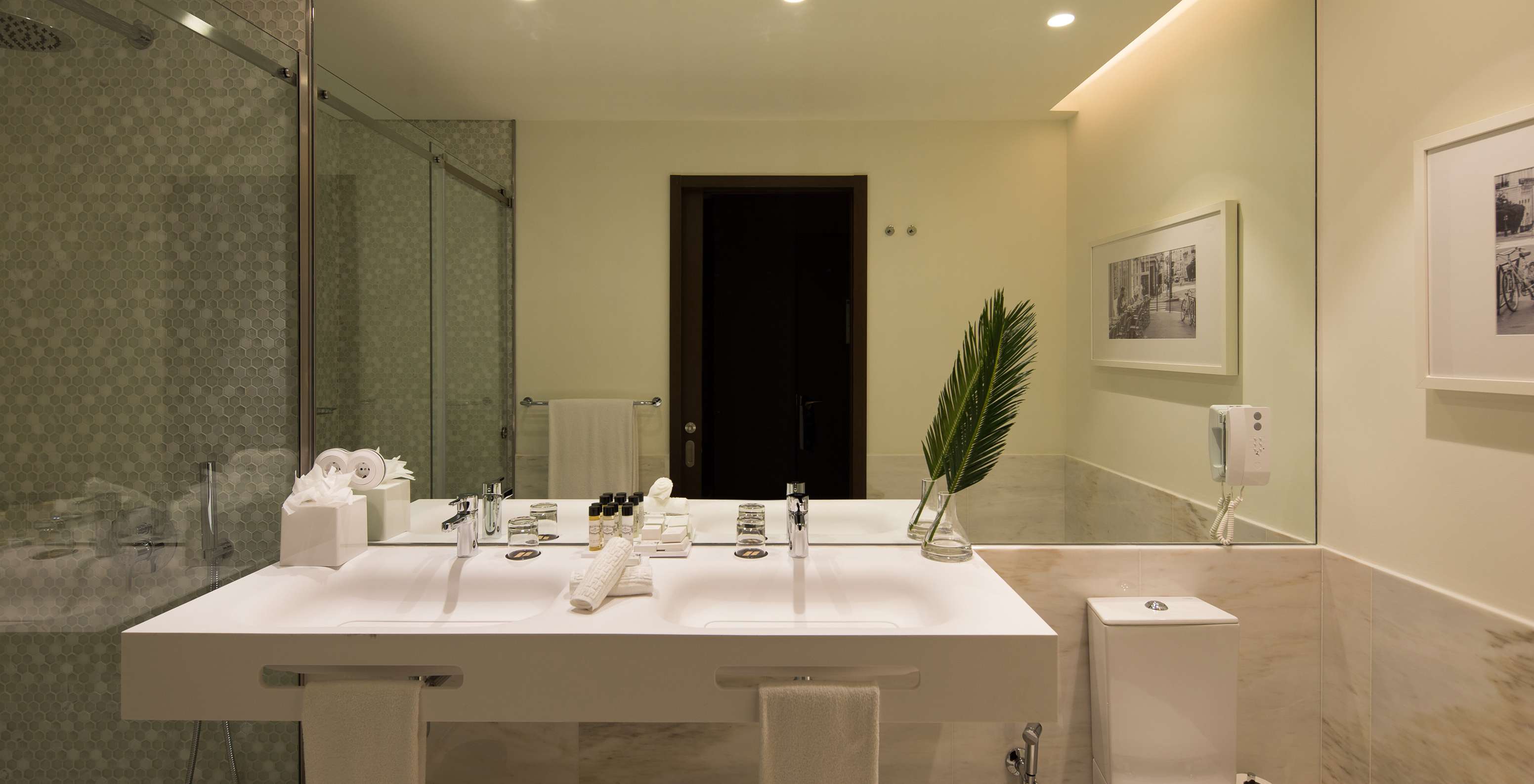 Das Deluxe Executive Zimmer hat ein Bad mit zwei Waschbecken und Dusche 