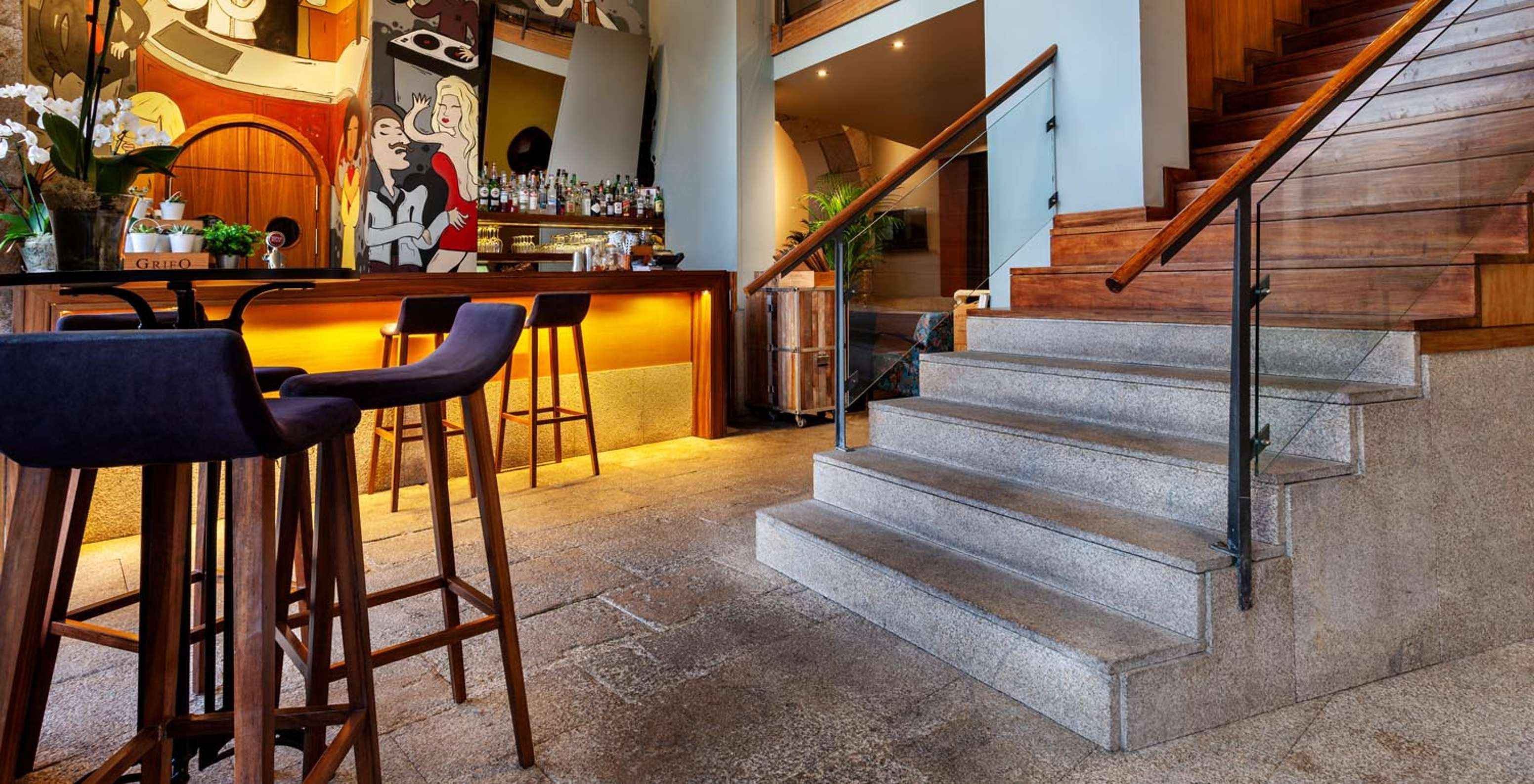 Bar mit Wänden mit Zeichnungen, neben den Treppen des Pestana Vintage Porto, einem Hotel am Praça da Ribeira in Porto