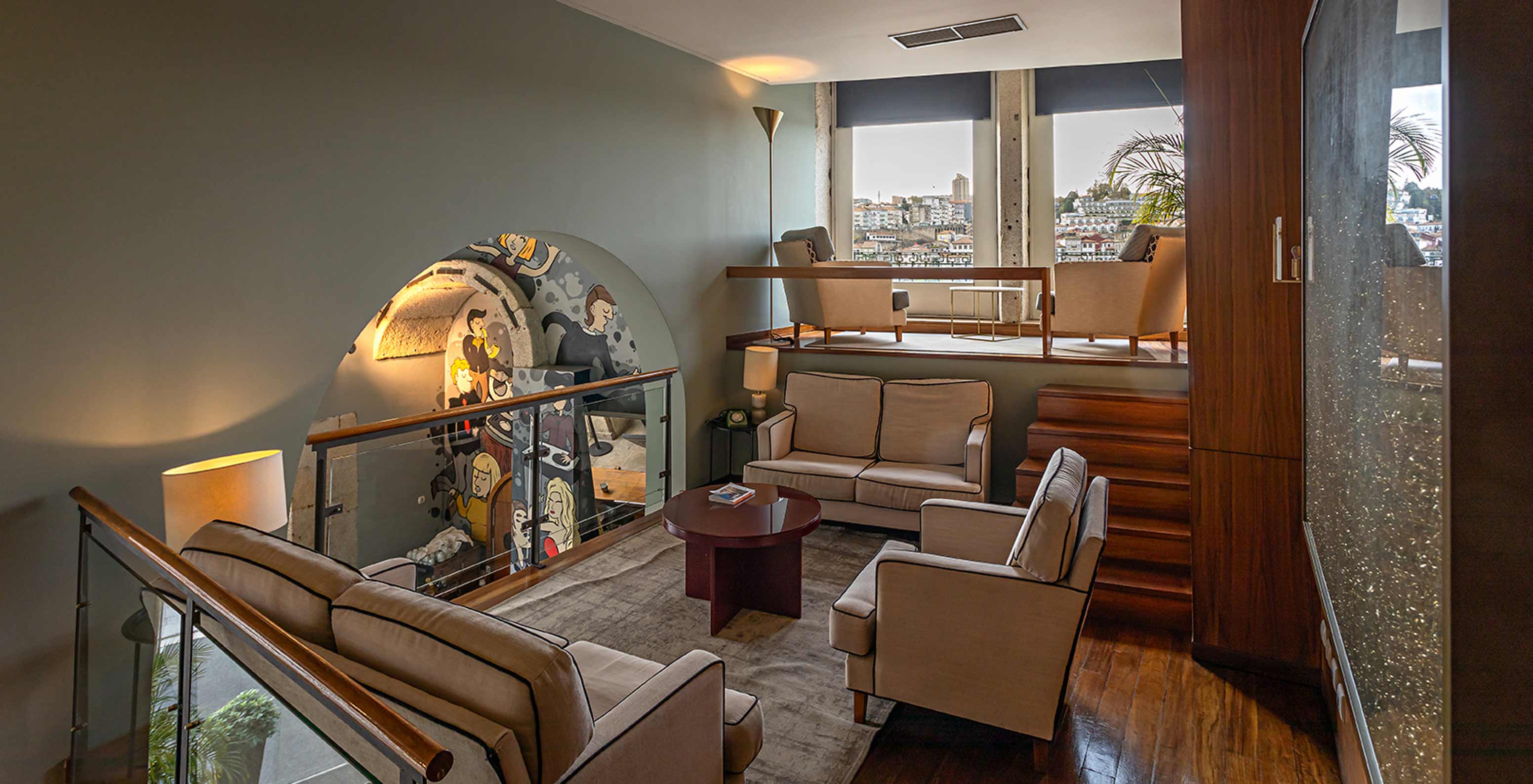 Mezzanine mit Sofas und Sesseln auf einem Teppich im Pestana Vintage Porto, Hotel an der Praça da Ribeira in Porto