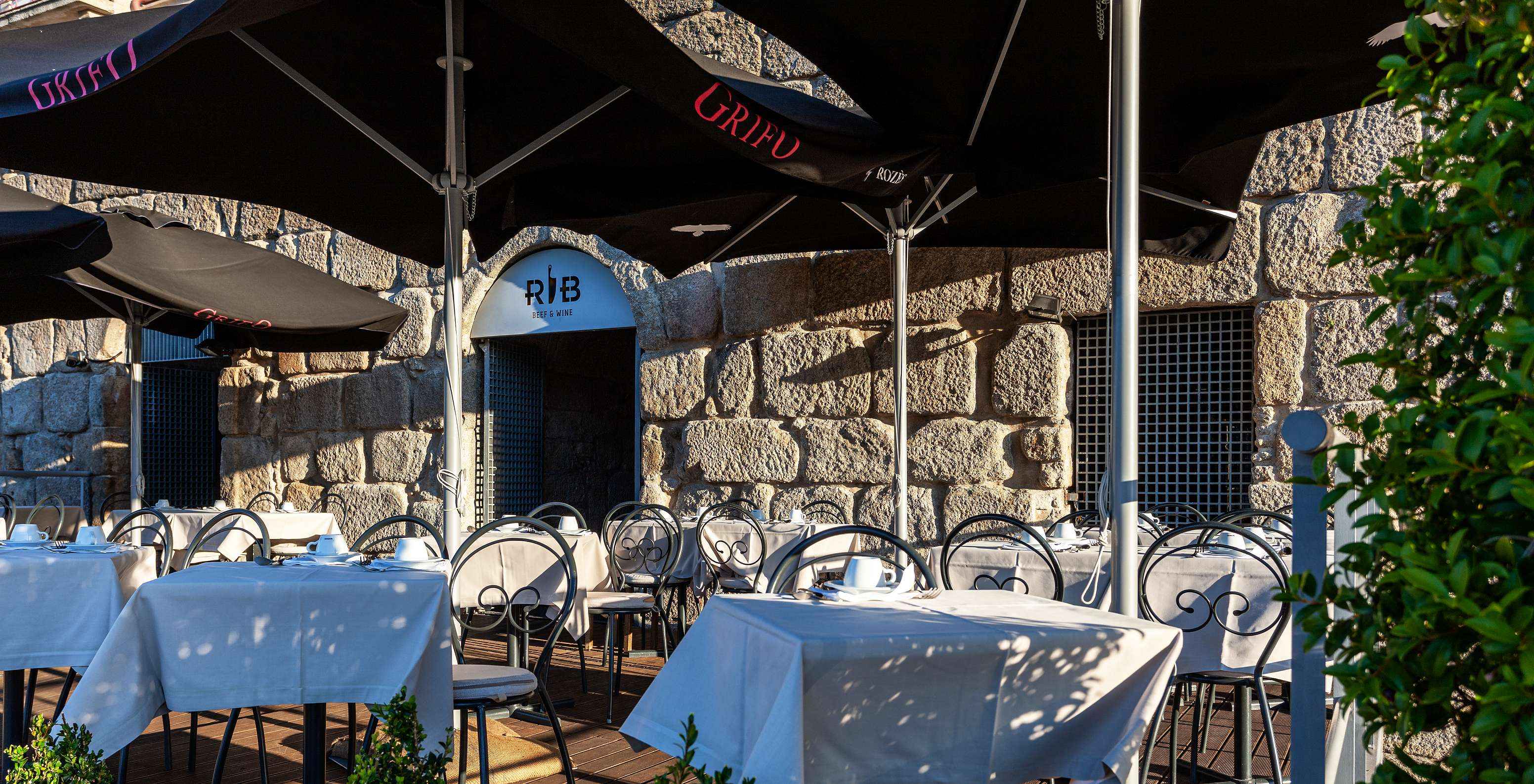 Außenbereich des Restaurants des Pestana Vintage Porto, einem Hotel am Praça da Ribeira in Porto