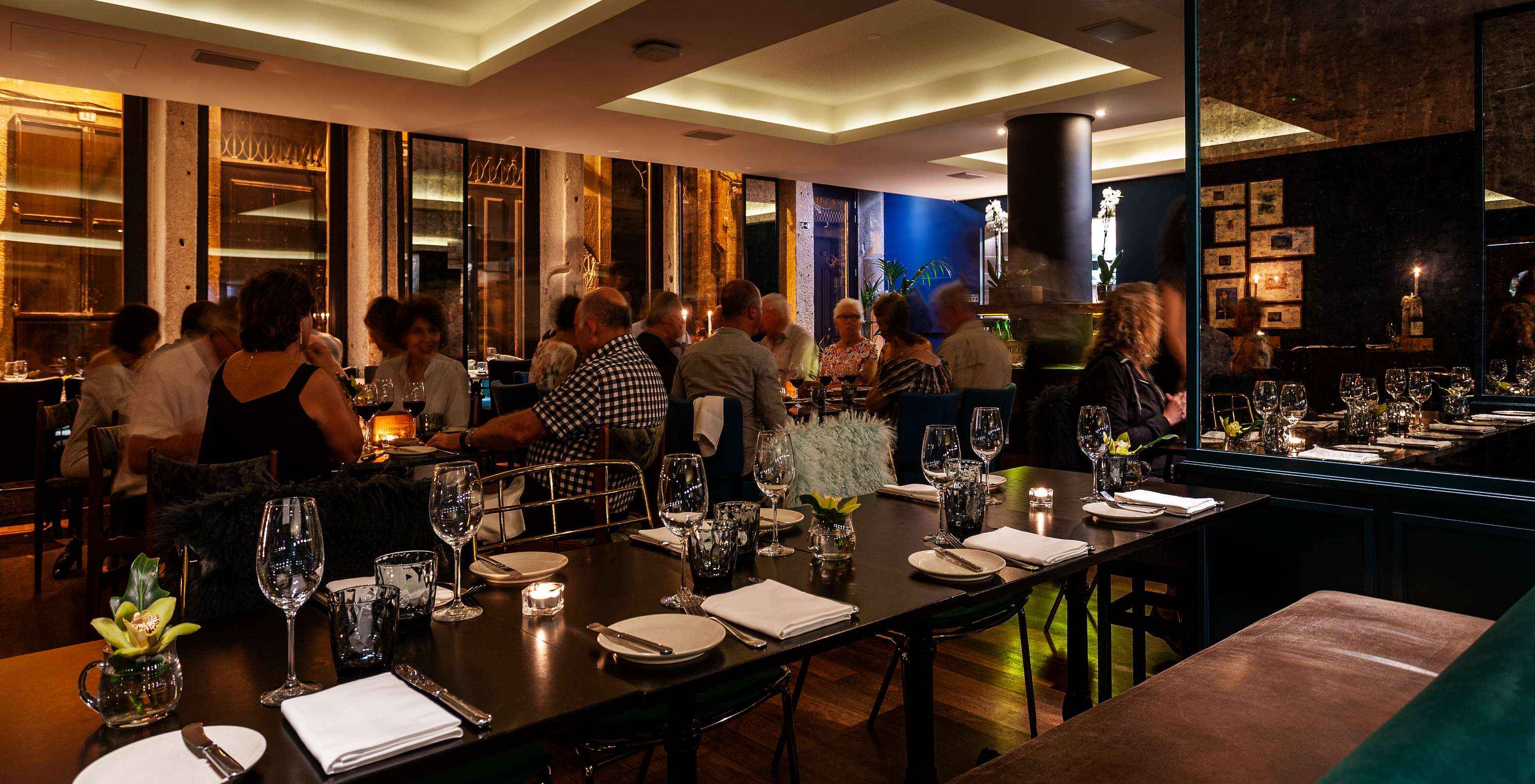 Das Restaurant Rib Beef & Wine, im 5-Sterne-Hotel im Zentrum von Porto, hat große Tische für Mahlzeiten mit Freunden