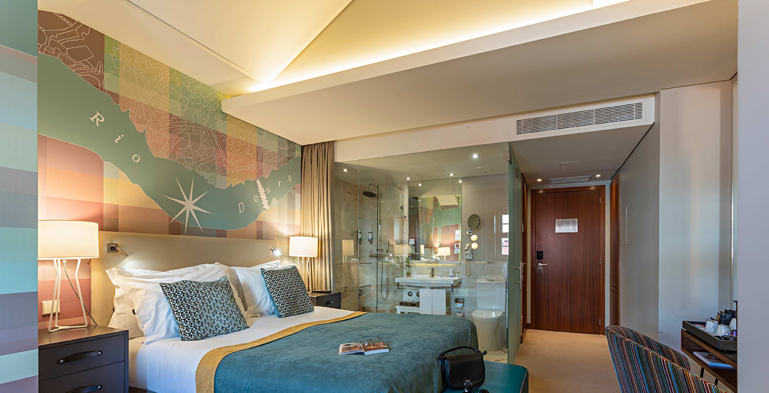 Das Classic des Pestana Vintage Porto verfügt über ein Doppelbett mit einer blauen Decke, einen Schreibtisch mit einem Stuhl