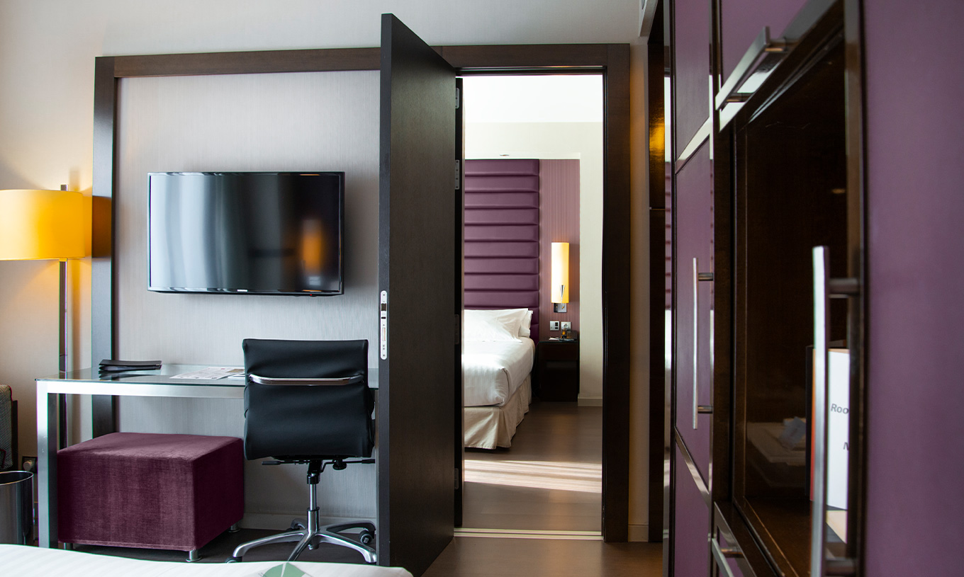 Das Large Familienzimmer im Pestana Arena Barcelona hat zwei Zimmer mit Fernsehern in jedem Zimmer