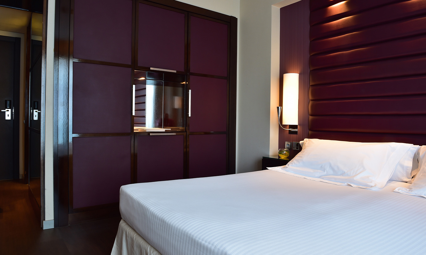 Das Premium Zimmer im Pestana Arena Barcelona hat einen Flur und einen Schrank, mit einem Spiegel