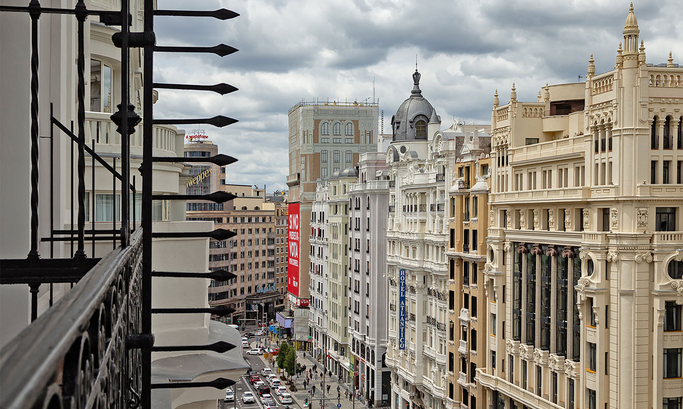 Das Deluxe Grand Zimmer mit Aussicht im Pestana CR7 Gran Vía Madrid hat Aussicht auf die Gran Vía und die Gebäude gegenüber