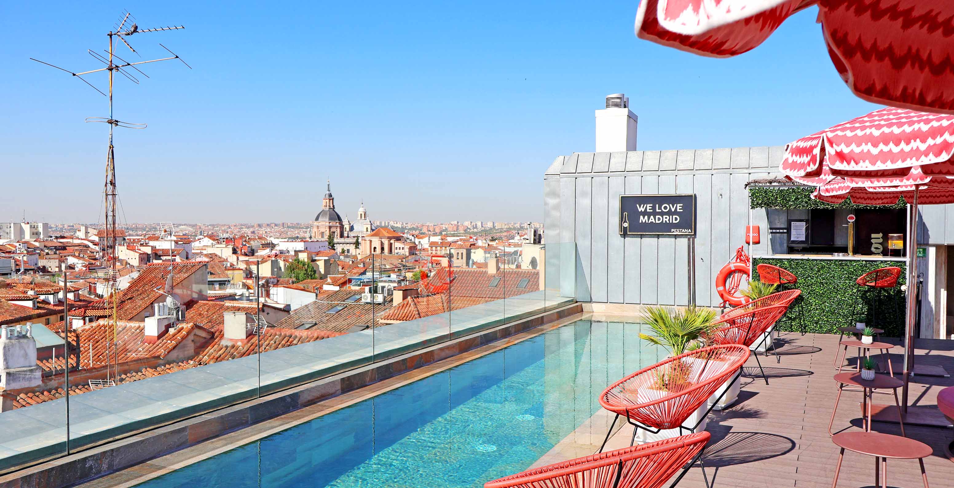 Außenpool auf dem Dach des Hotels mit Pool an der Plaza Mayor in Madrid mit Panoramablick über die Stadt