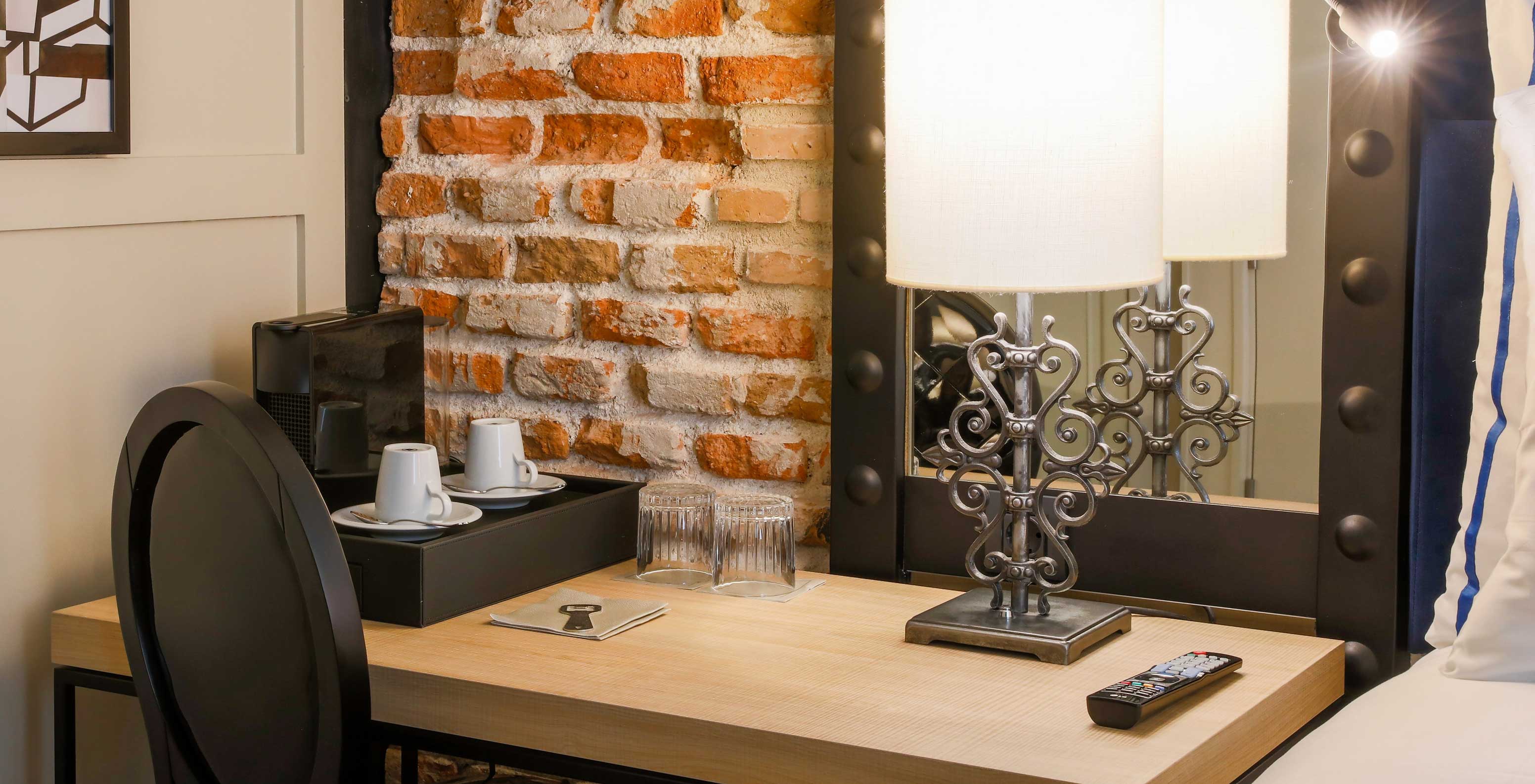 Superior Zimmer im  Klassisches Zimmer - Kaffee - Pestana Collection Plaza Mayor hat Schreibtisch Stuhl Spiegel und Nespresso Kaffeemaschine