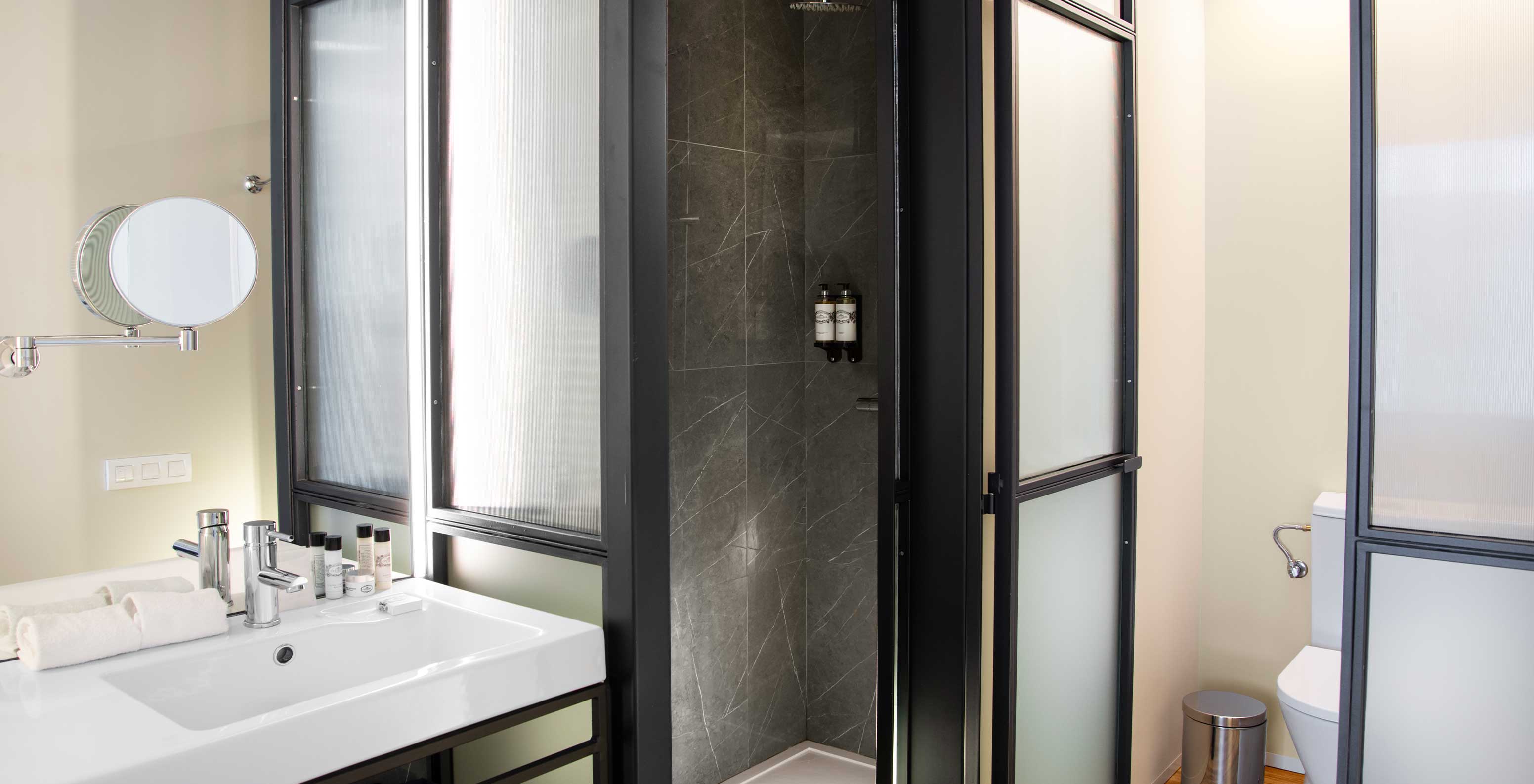 Das Superior Plaza Mayor im Pestana Plaza Mayor Madrid hat Bad mit Waschbecken, Spiegel, Dusche, Handtüchern