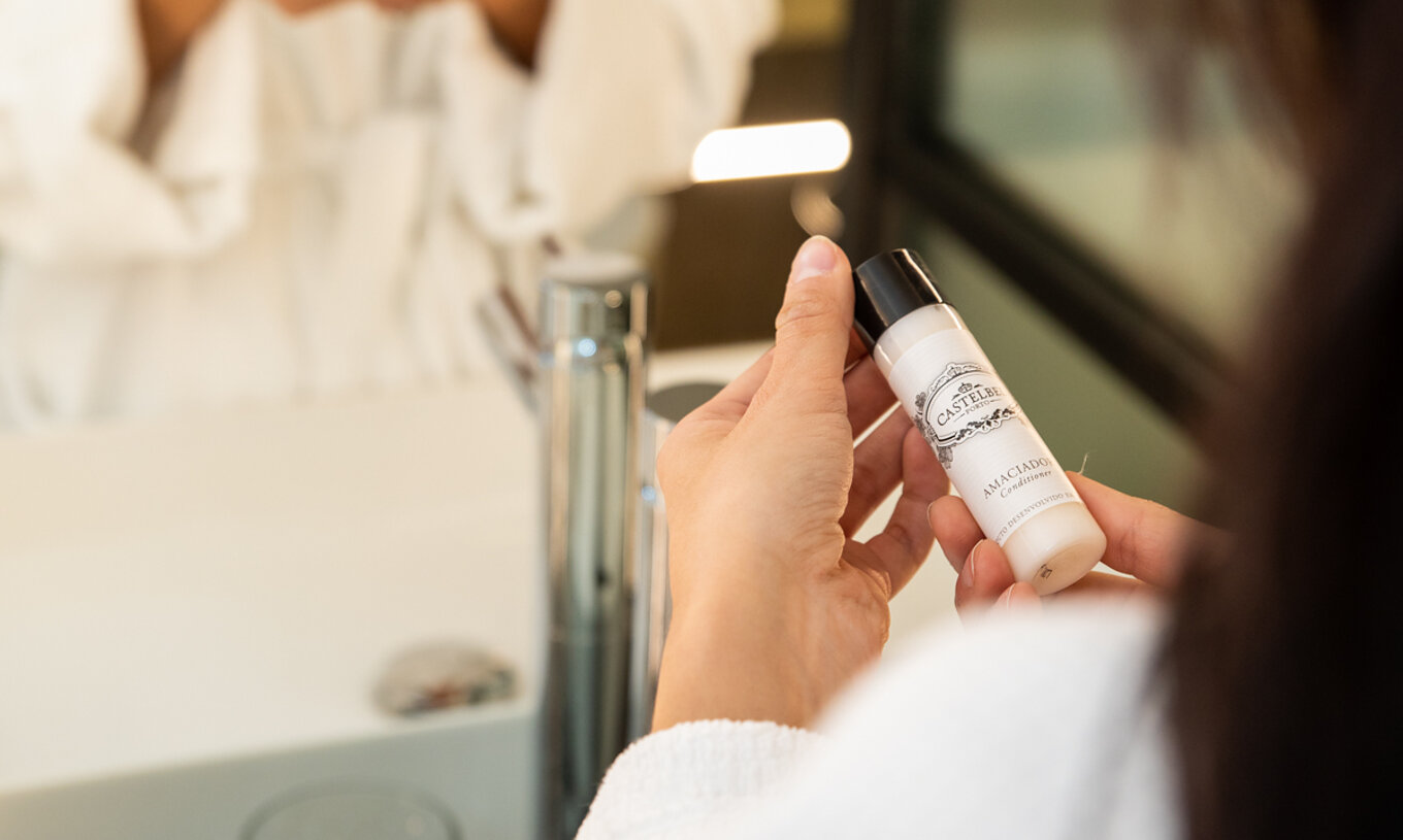 Das Superior Plus im Pestana Plaza Mayor hat ein Bad mit Waschbecken, Spiegel und Annehmlichkeiten