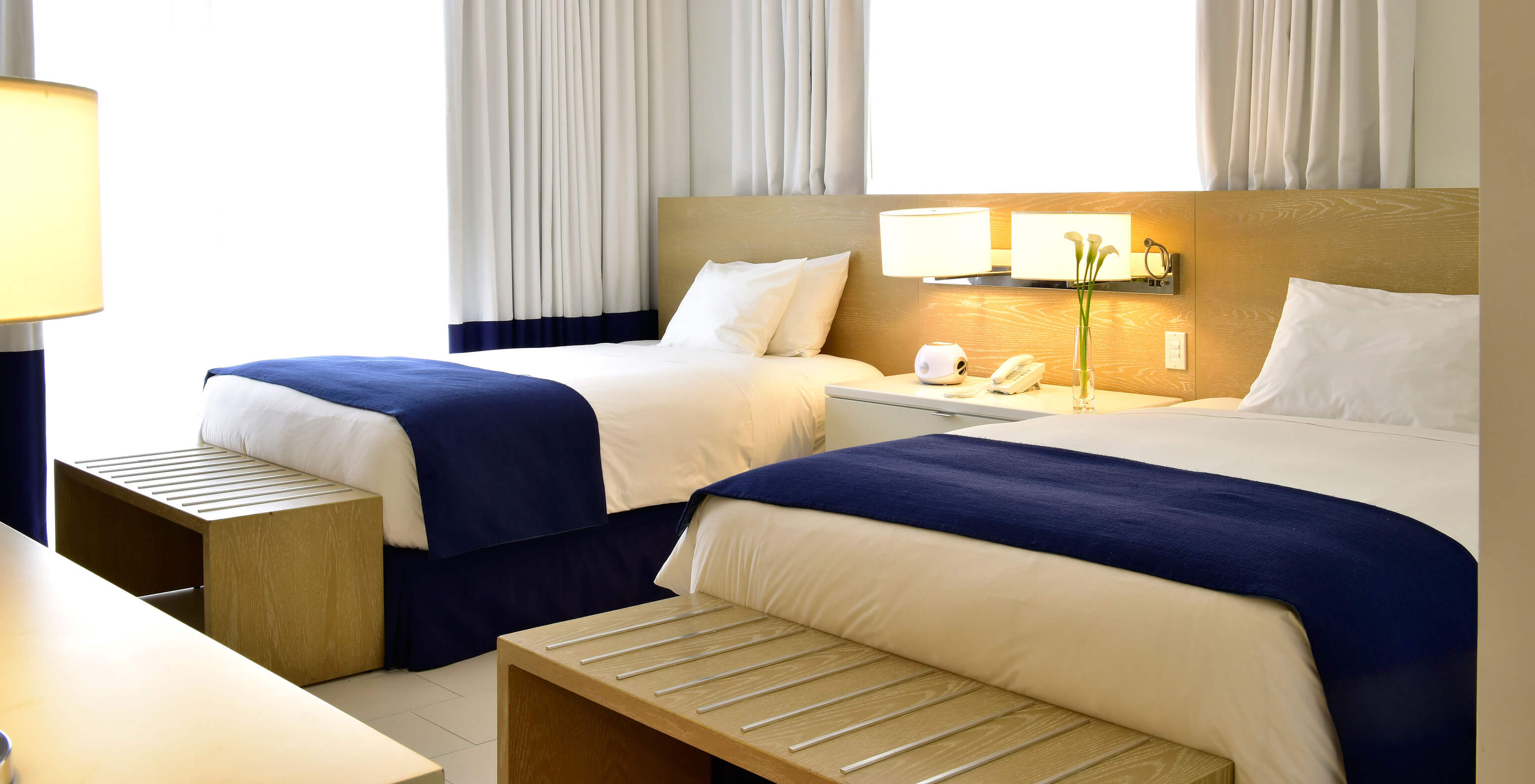 Das Klassisch Doppel im Pestana Miami hat zwei Betten und minimalistisches Design