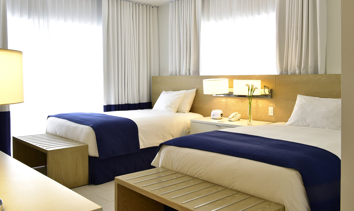 Das Klassische Doppelbetten - Für Personen mit eingeschränkter Mobilität im Pestana Miami South Beach hat zwei Einzelbetten, Nachttisch mit Lampe