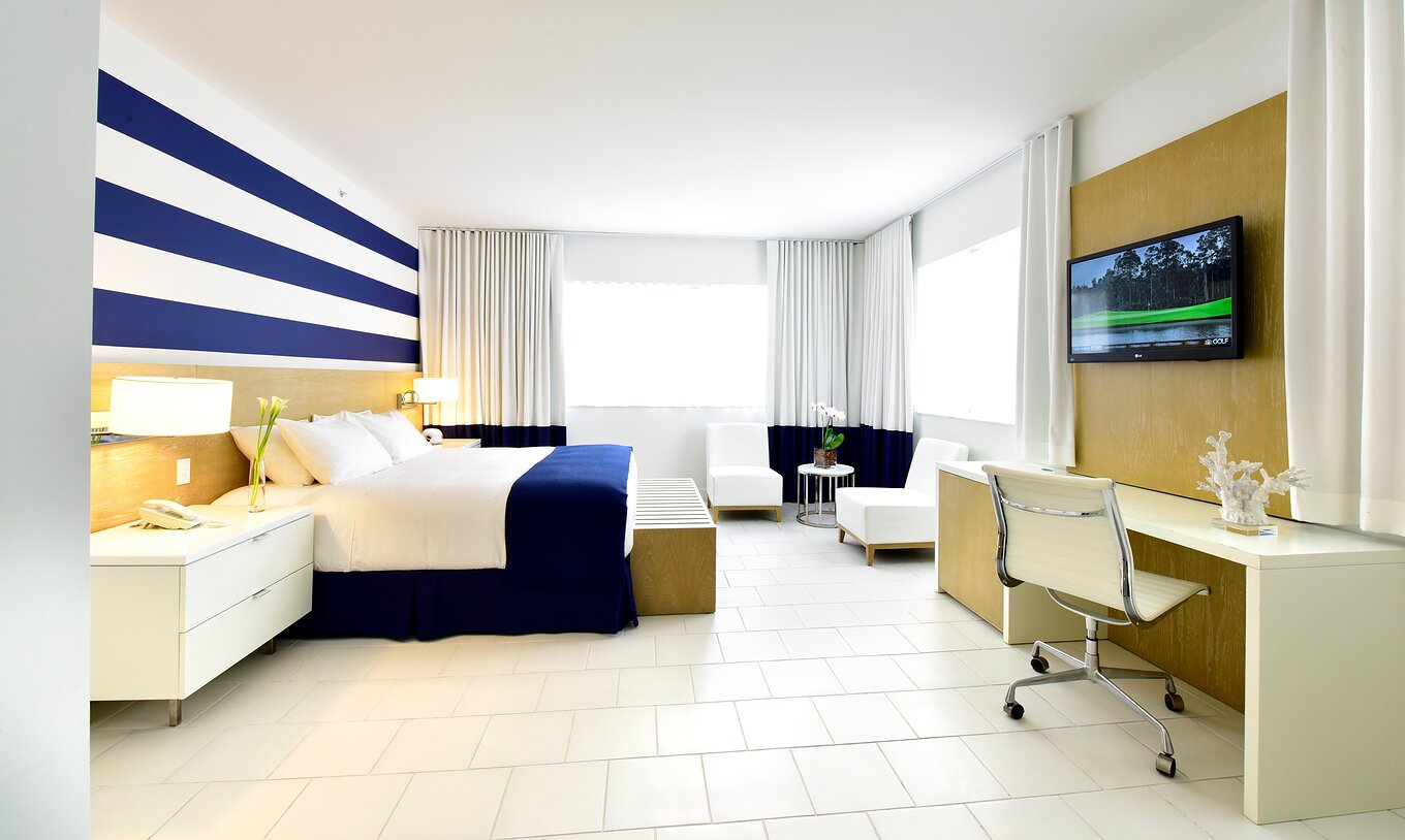 Das Superior- King im Pestana Miami South Beach hat Doppelbett, Nachttisch, Fernseher und Schreibtisch