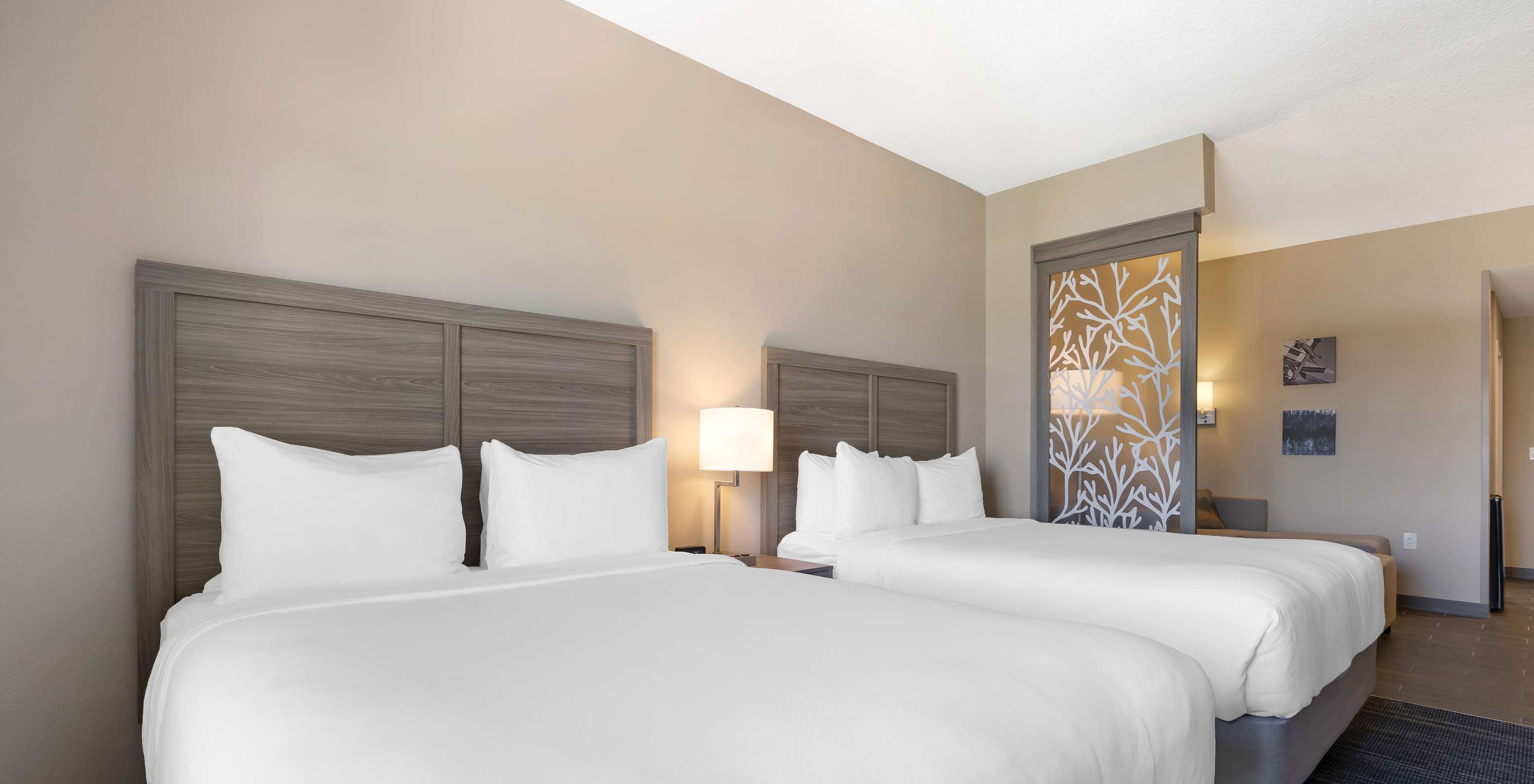 Die Queen Duplex-Suite im Pestana Orlando Suites Lake Buena Vista hat zwei Doppelbetten und Nachttisch mit Lampe