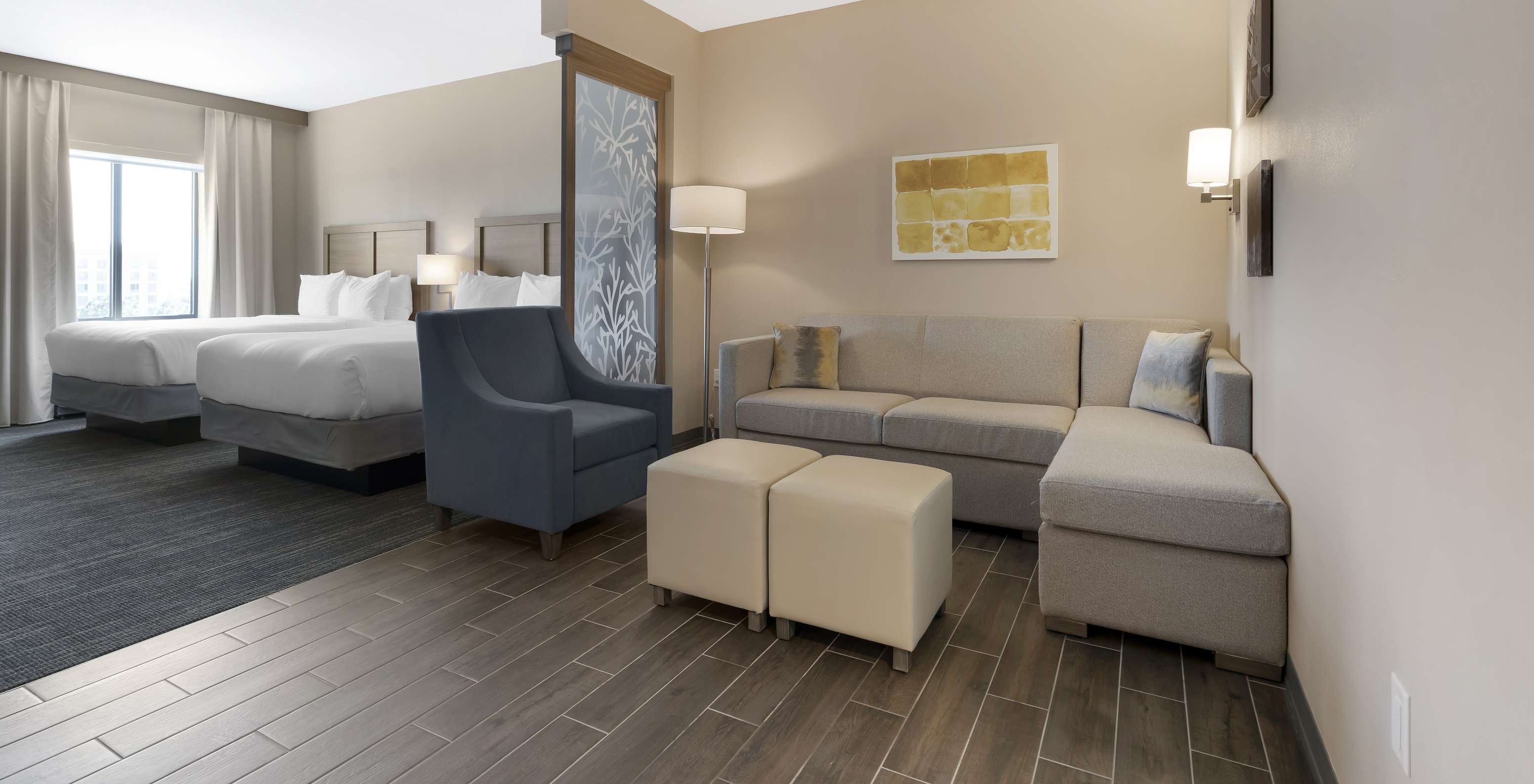 Die Superior Queen Duplex-Suite im Pestana Orlando Suites Lake Buena Vista hat zwei Doppelbetten, Sofa und Sessel
