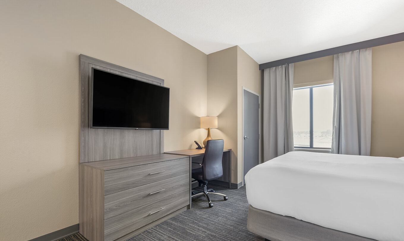 The King Room at Pestana Das King-Zimmer im Pestana Orlando Suites Lake Buena Vista hat Fernseher, Schreibtisch und LampeSuites Lake Buena Vista includes a television, desk, and lamp